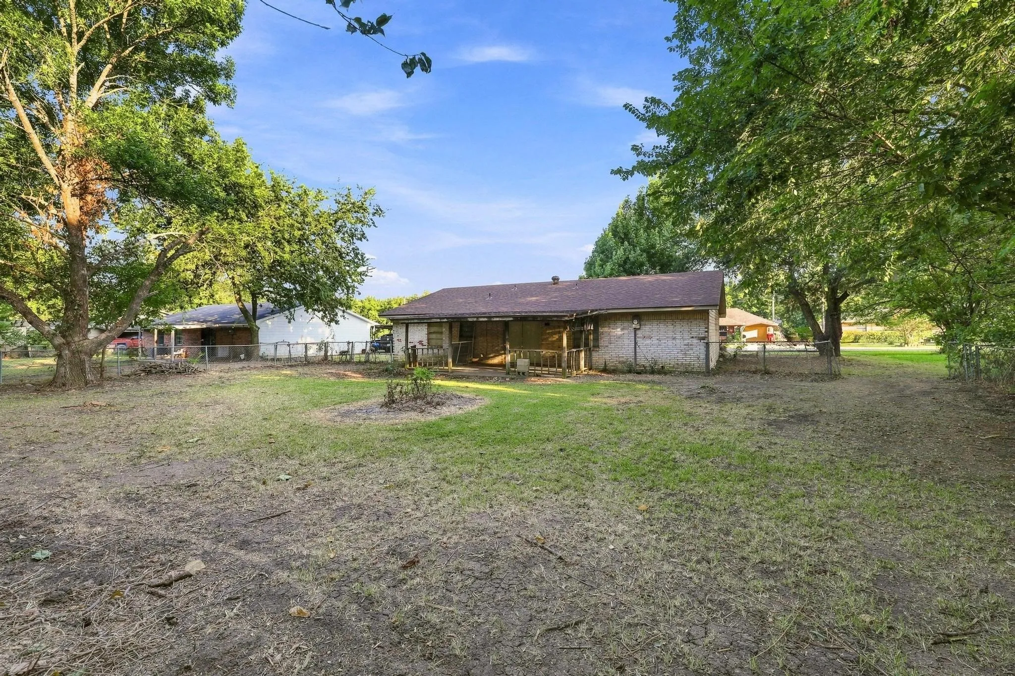 Single Family Residence For Sale in Fannin County , 1008 Yeager Street, Honey Grove, Texas 75446, 3 Bedroom, 2 Bathroom, 1 Garage spaces, 1,168 Sqft, built in 1976, mls#21351297, Real Estate Agent in Honey Grove, Homes For Sale in Fannin county, Homes For Sale in Honey Grove, Realtor in Honey Grove Texas, Real Estate Brokerage Independent Realty Texas, Luminita Cordes Realtor