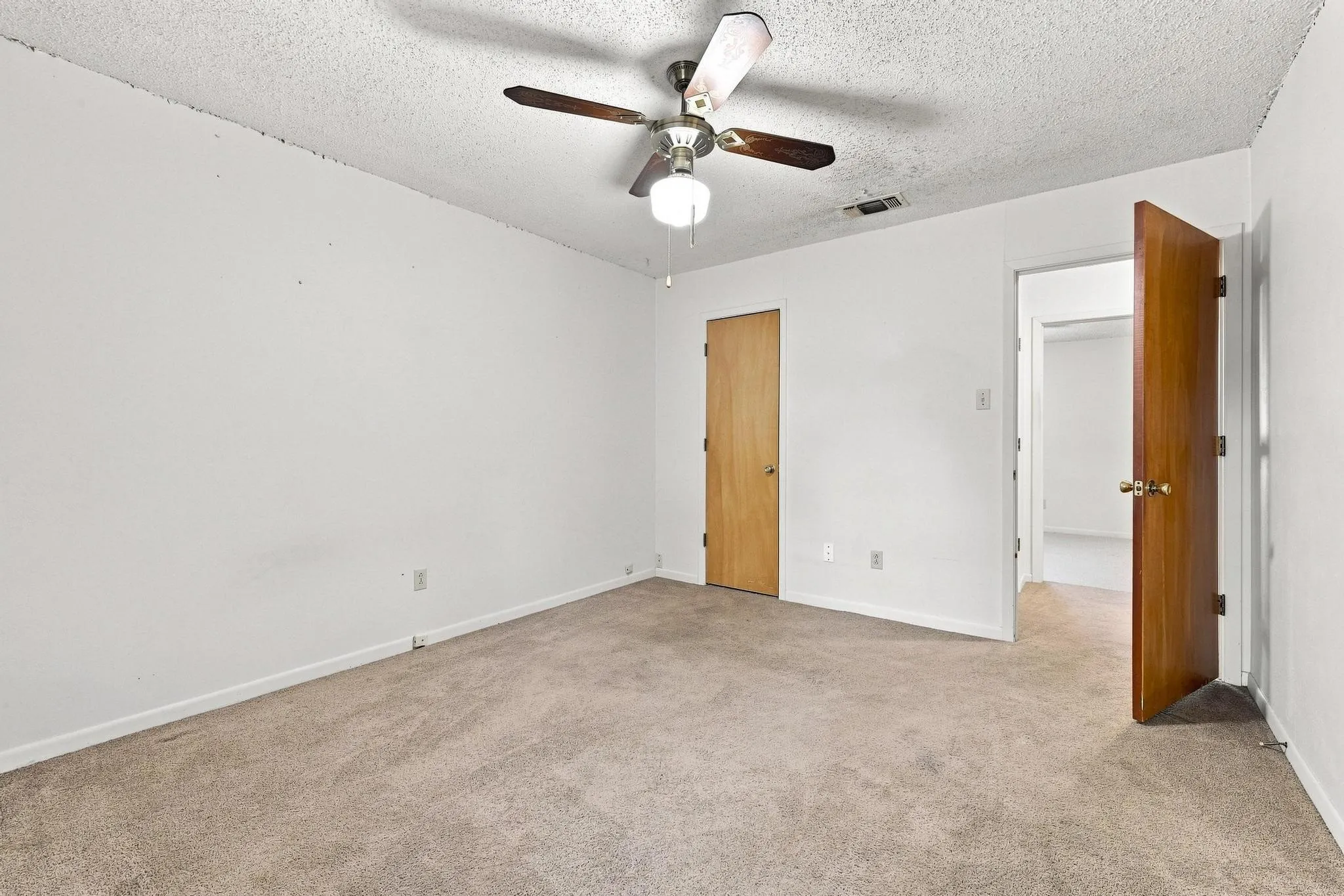 Single Family Residence For Sale in Fannin County , 1008 Yeager Street, Honey Grove, Texas 75446, 3 Bedroom, 2 Bathroom, 1 Garage spaces, 1,168 Sqft, built in 1976, mls#21351297, Real Estate Agent in Honey Grove, Homes For Sale in Fannin county, Homes For Sale in Honey Grove, Realtor in Honey Grove Texas, Real Estate Brokerage Independent Realty Texas, Luminita Cordes Realtor