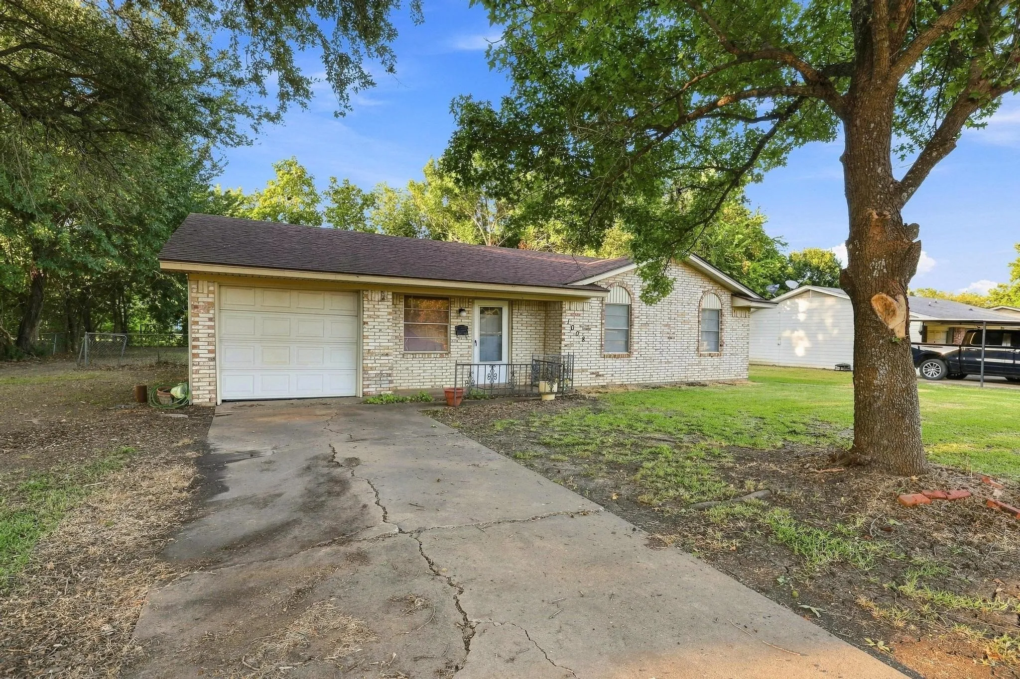 Single Family Residence For Sale in Fannin County , 1008 Yeager Street, Honey Grove, Texas 75446, 3 Bedroom, 2 Bathroom, 1 Garage spaces, 1,168 Sqft, built in 1976, mls#21351297, Real Estate Agent in Honey Grove, Homes For Sale in Fannin county, Homes For Sale in Honey Grove, Realtor in Honey Grove Texas, Real Estate Brokerage Independent Realty Texas, Luminita Cordes Realtor