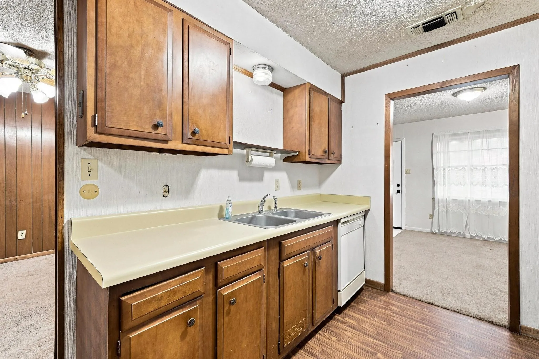 Single Family Residence For Sale in Fannin County , 1008 Yeager Street, Honey Grove, Texas 75446, 3 Bedroom, 2 Bathroom, 1 Garage spaces, 1,168 Sqft, built in 1976, mls#21351297, Real Estate Agent in Honey Grove, Homes For Sale in Fannin county, Homes For Sale in Honey Grove, Realtor in Honey Grove Texas, Real Estate Brokerage Independent Realty Texas, Luminita Cordes Realtor