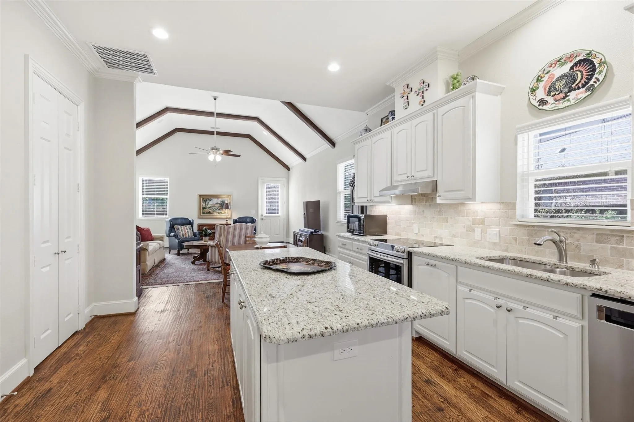 Single Family Residence For Sale in Denton County , 4629 Manor Way, Flower Mound, Texas 75028, 5 Bedroom, 5 Bathroom, 3 Garage spaces, 4,599 Sqft, built in 2000, mls#21351027, Real Estate Agent in Flower Mound, Homes For Sale in Denton county, Homes For Sale in Flower Mound, Realtor in Flower Mound Texas, Real Estate Brokerage Independent Realty Texas, Luminita Cordes Realtor
