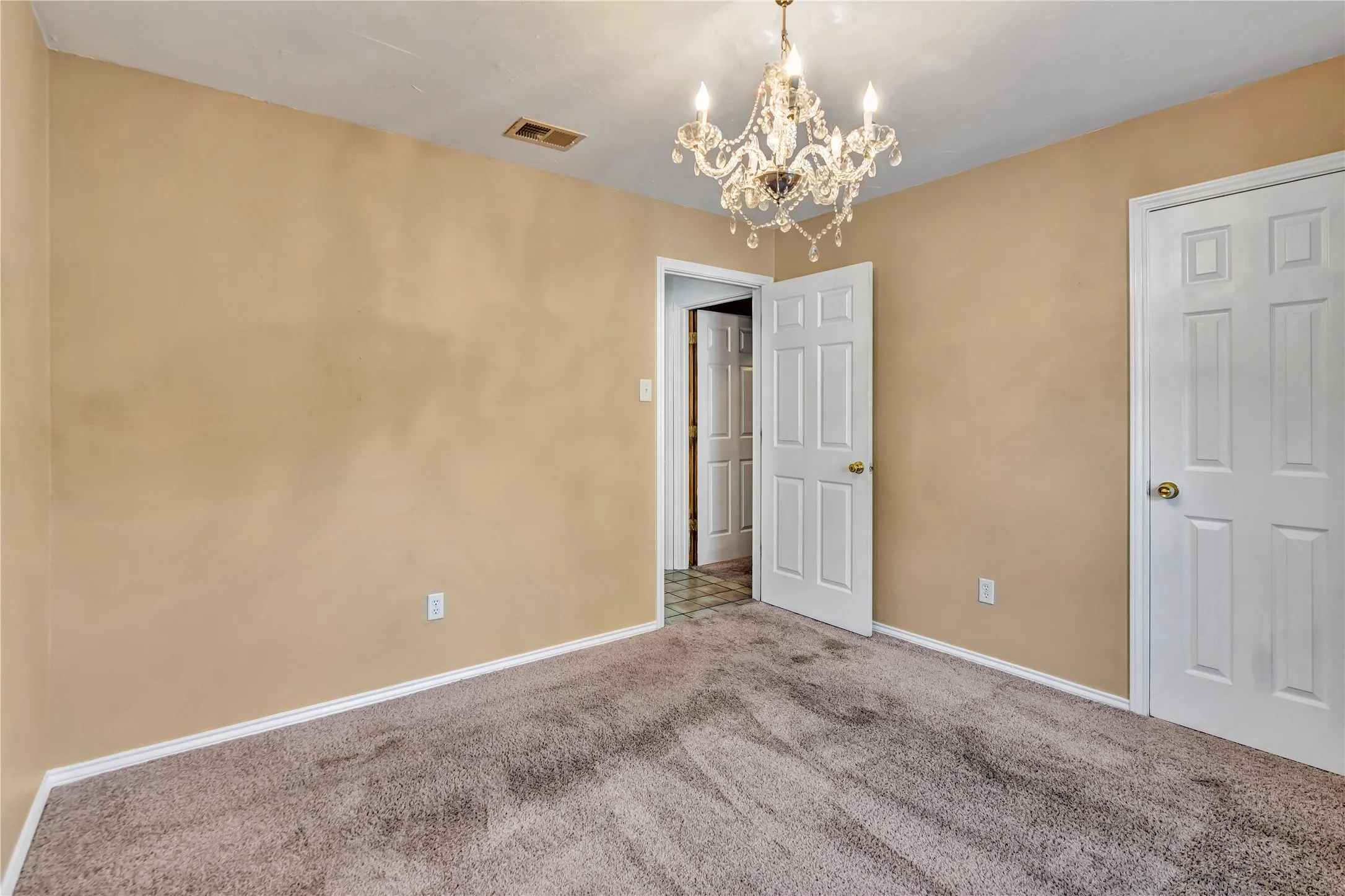 Single Family Residence For Sale in Johnson County , 306 Woodlawn Drive, Keene, Texas 76059, 3 Bedroom, 2 Bathroom, 2 Garage spaces, 1,378 Sqft, built in 1982, mls#21330042, Real Estate Agent in Keene, Homes For Sale in Johnson county, Homes For Sale in Keene, Realtor in Keene Texas, Real Estate Brokerage Independent Realty Texas, Luminita Cordes Realtor