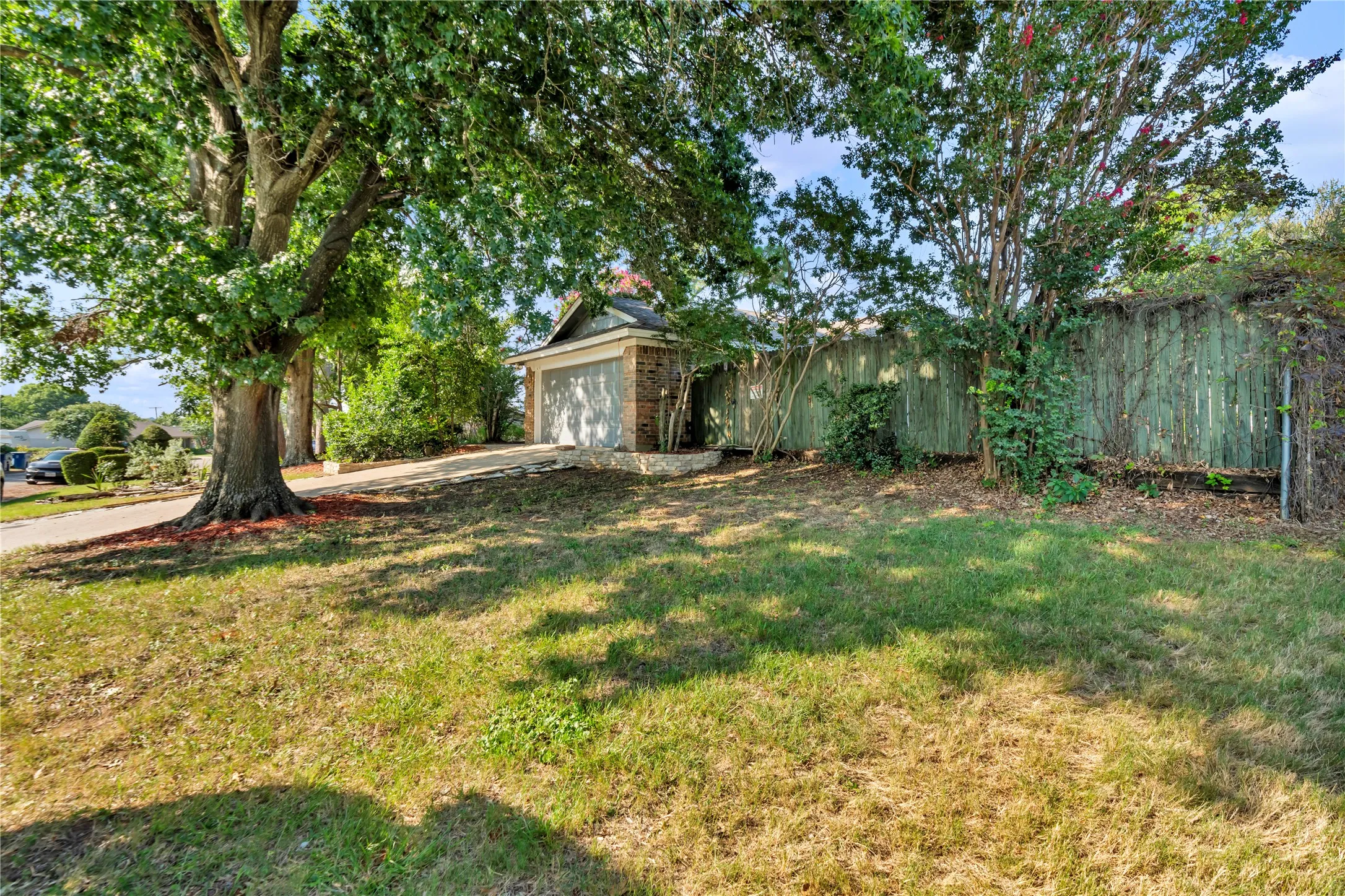 Single Family Residence For Sale in Johnson County , 306 Woodlawn Drive, Keene, Texas 76059, 3 Bedroom, 2 Bathroom, 2 Garage spaces, 1,378 Sqft, built in 1982, mls#21330042, Real Estate Agent in Keene, Homes For Sale in Johnson county, Homes For Sale in Keene, Realtor in Keene Texas, Real Estate Brokerage Independent Realty Texas, Luminita Cordes Realtor