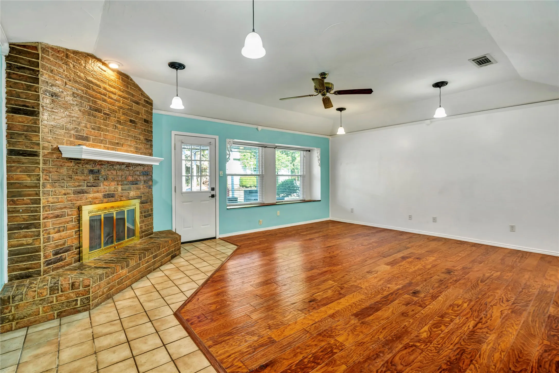 Single Family Residence For Sale in Johnson County , 306 Woodlawn Drive, Keene, Texas 76059, 3 Bedroom, 2 Bathroom, 2 Garage spaces, 1,378 Sqft, built in 1982, mls#21330042, Real Estate Agent in Keene, Homes For Sale in Johnson county, Homes For Sale in Keene, Realtor in Keene Texas, Real Estate Brokerage Independent Realty Texas, Luminita Cordes Realtor
