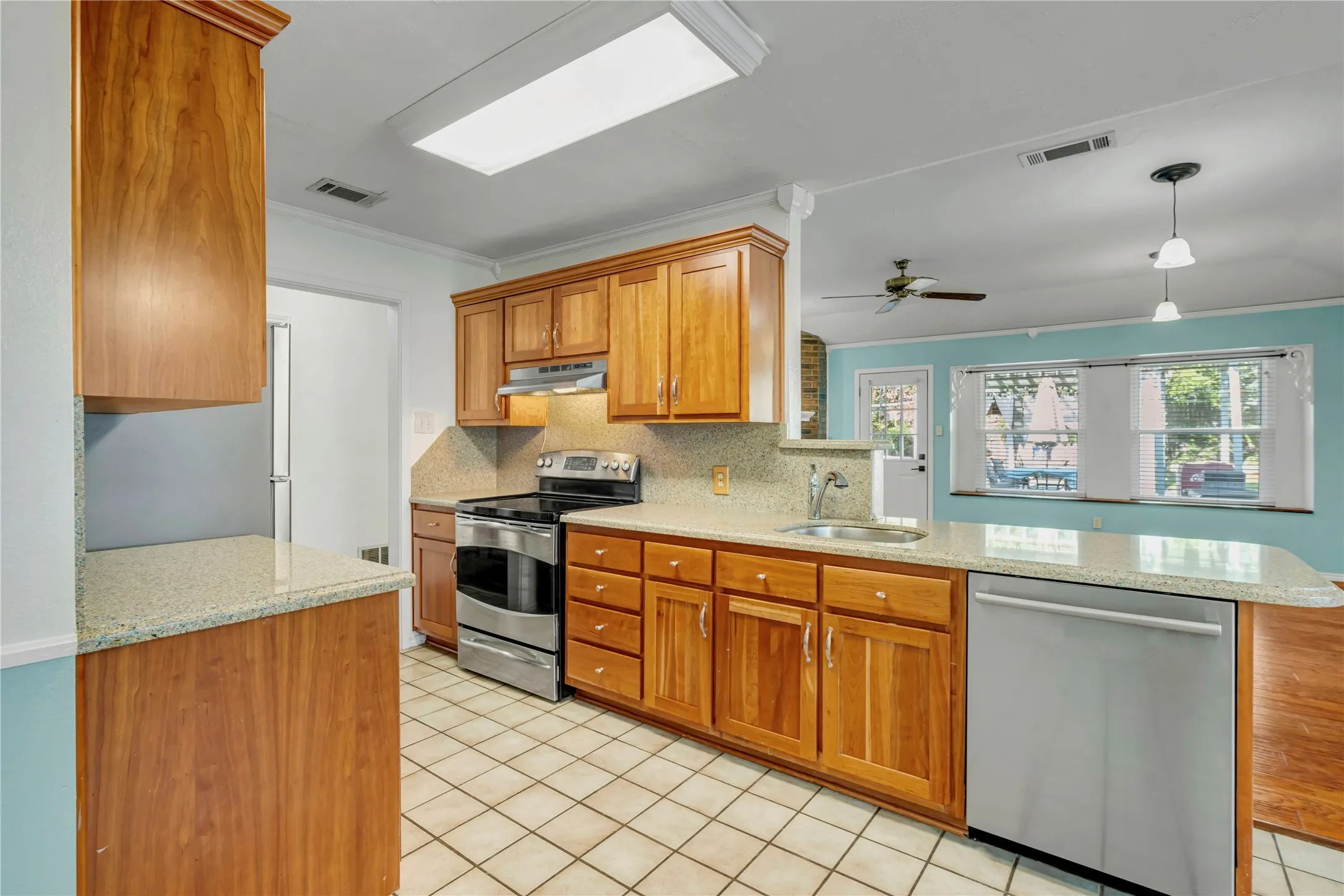 Single Family Residence For Sale in Johnson County , 306 Woodlawn Drive, Keene, Texas 76059, 3 Bedroom, 2 Bathroom, 2 Garage spaces, 1,378 Sqft, built in 1982, mls#21330042, Real Estate Agent in Keene, Homes For Sale in Johnson county, Homes For Sale in Keene, Realtor in Keene Texas, Real Estate Brokerage Independent Realty Texas, Luminita Cordes Realtor
