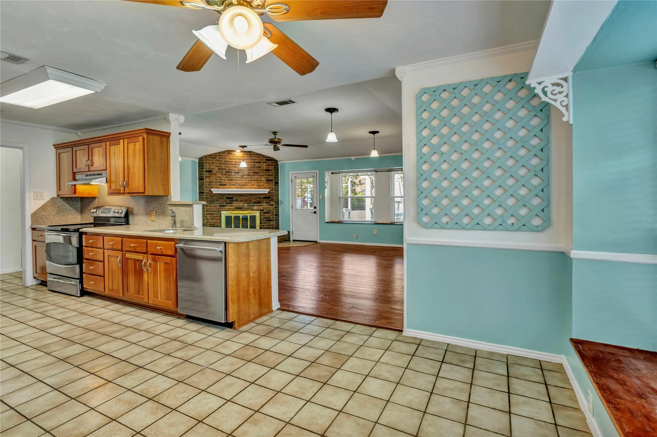 Single Family Residence For Sale in Johnson County , 306 Woodlawn Drive, Keene, Texas 76059, 3 Bedroom, 2 Bathroom, 2 Garage spaces, 1,378 Sqft, built in 1982, mls#21330042, Real Estate Agent in Keene, Homes For Sale in Johnson county, Homes For Sale in Keene, Realtor in Keene Texas, Real Estate Brokerage Independent Realty Texas, Luminita Cordes Realtor
