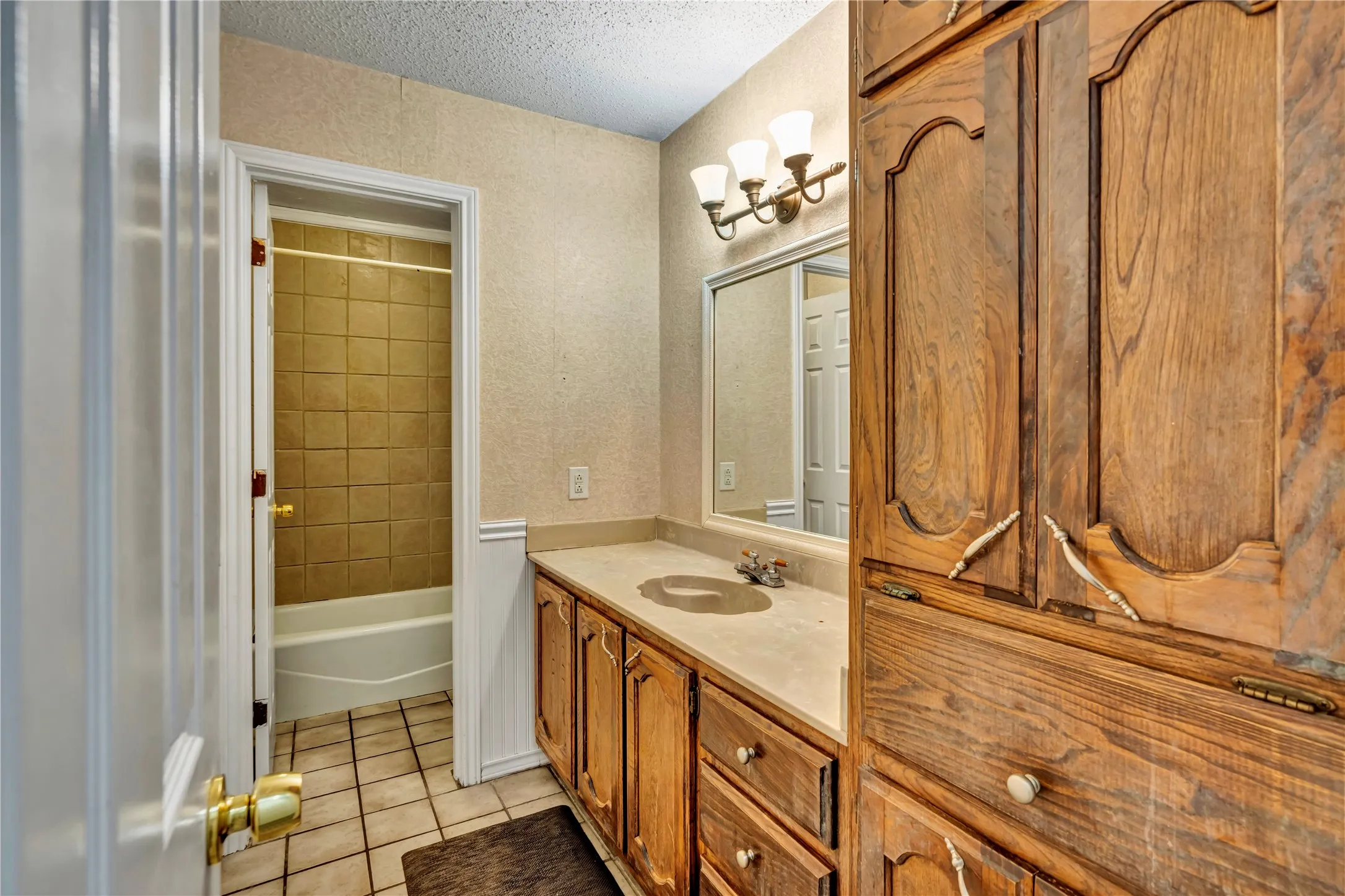 Single Family Residence For Sale in Johnson County , 306 Woodlawn Drive, Keene, Texas 76059, 3 Bedroom, 2 Bathroom, 2 Garage spaces, 1,378 Sqft, built in 1982, mls#21330042, Real Estate Agent in Keene, Homes For Sale in Johnson county, Homes For Sale in Keene, Realtor in Keene Texas, Real Estate Brokerage Independent Realty Texas, Luminita Cordes Realtor
