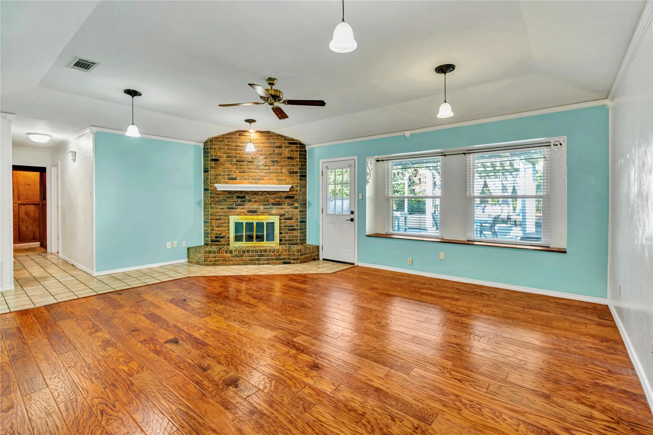 Single Family Residence For Sale in Johnson County , 306 Woodlawn Drive, Keene, Texas 76059, 3 Bedroom, 2 Bathroom, 2 Garage spaces, 1,378 Sqft, built in 1982, mls#21330042, Real Estate Agent in Keene, Homes For Sale in Johnson county, Homes For Sale in Keene, Realtor in Keene Texas, Real Estate Brokerage Independent Realty Texas, Luminita Cordes Realtor