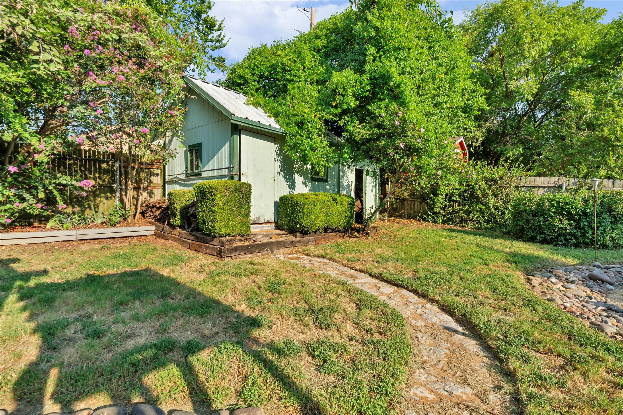 Single Family Residence For Sale in Johnson County , 306 Woodlawn Drive, Keene, Texas 76059, 3 Bedroom, 2 Bathroom, 2 Garage spaces, 1,378 Sqft, built in 1982, mls#21330042, Real Estate Agent in Keene, Homes For Sale in Johnson county, Homes For Sale in Keene, Realtor in Keene Texas, Real Estate Brokerage Independent Realty Texas, Luminita Cordes Realtor