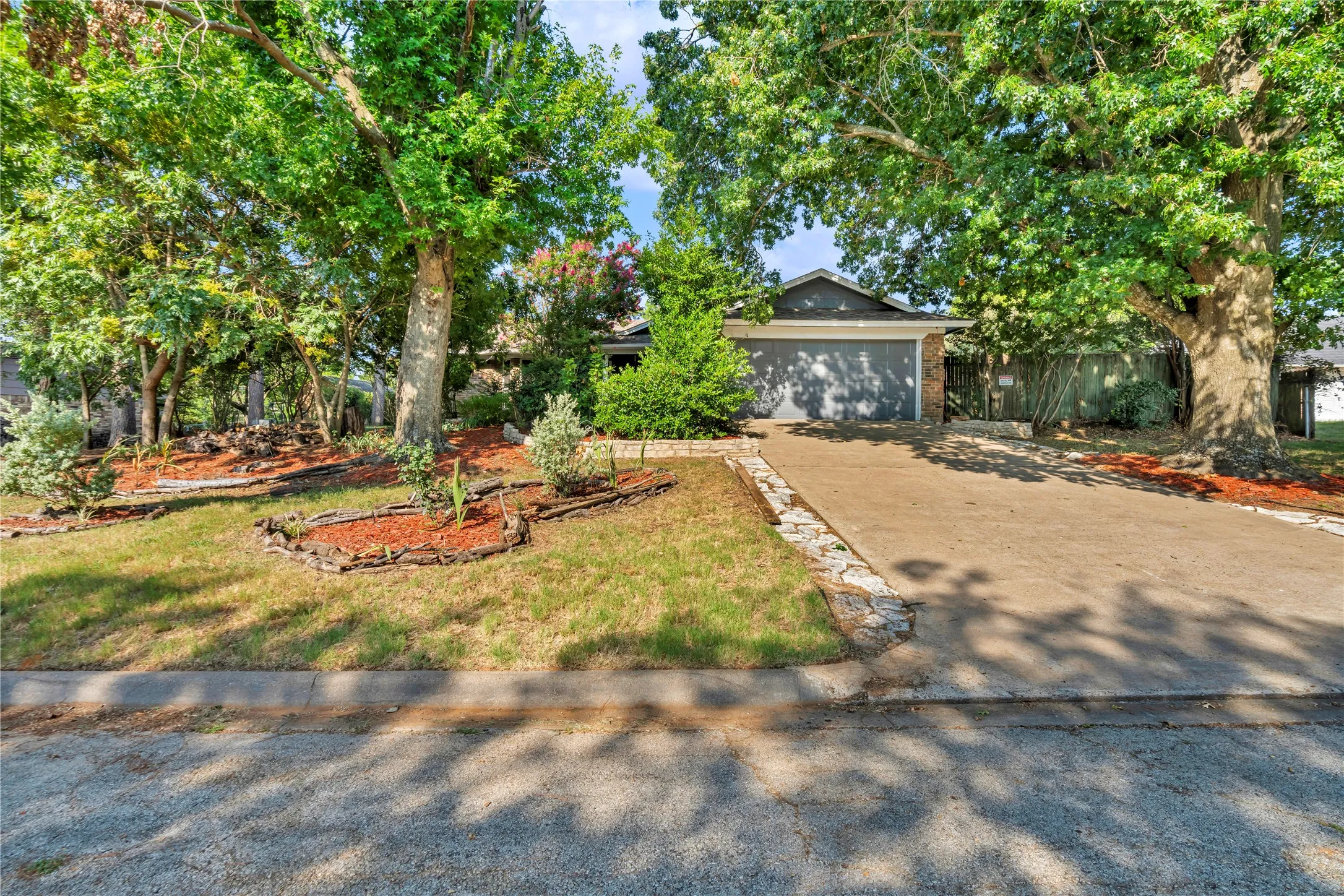 Single Family Residence For Sale in Johnson County , 306 Woodlawn Drive, Keene, Texas 76059, 3 Bedroom, 2 Bathroom, 2 Garage spaces, 1,378 Sqft, built in 1982, mls#21330042, Real Estate Agent in Keene, Homes For Sale in Johnson county, Homes For Sale in Keene, Realtor in Keene Texas, Real Estate Brokerage Independent Realty Texas, Luminita Cordes Realtor