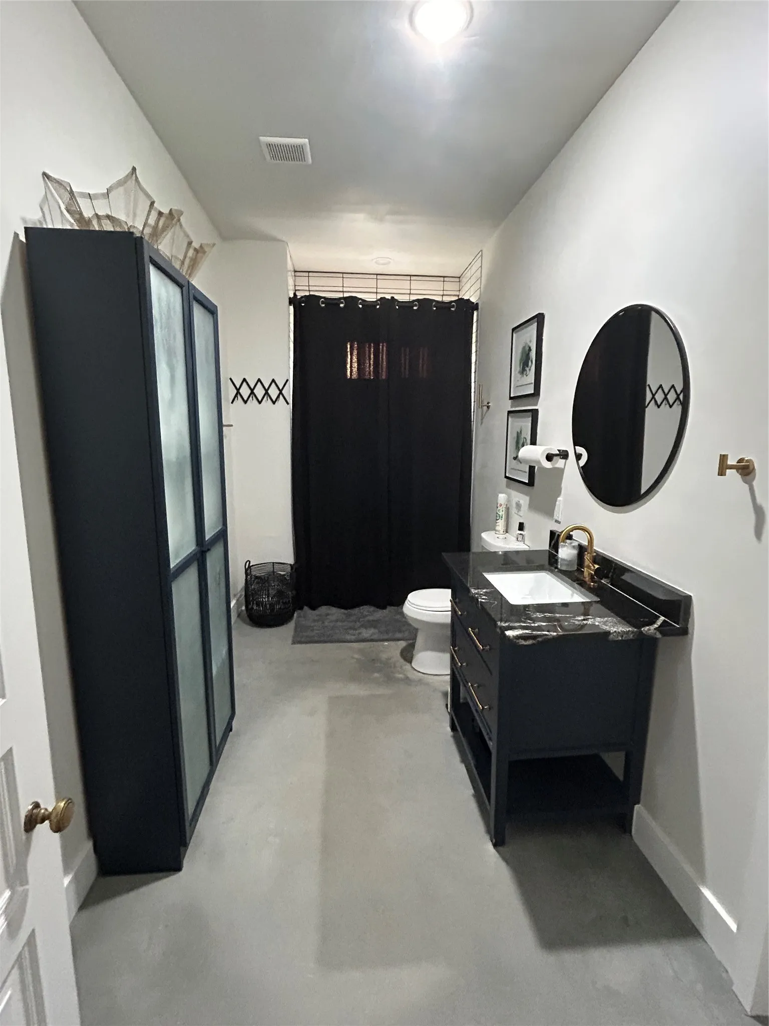 Full Bathroom 3