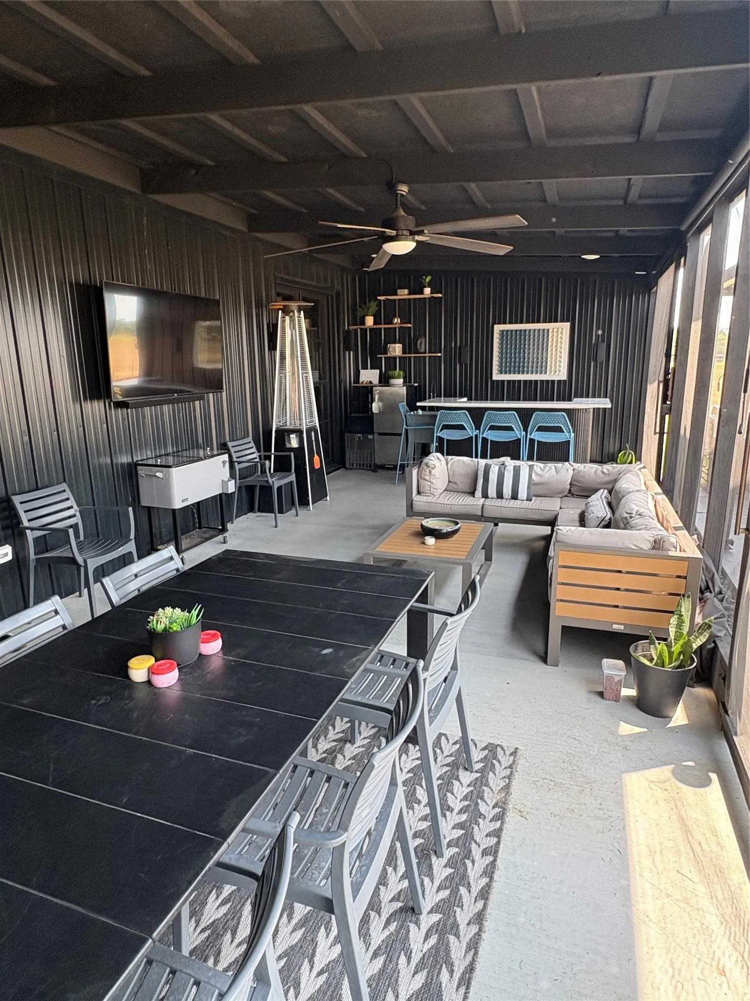 Back Screened Patio with Bar