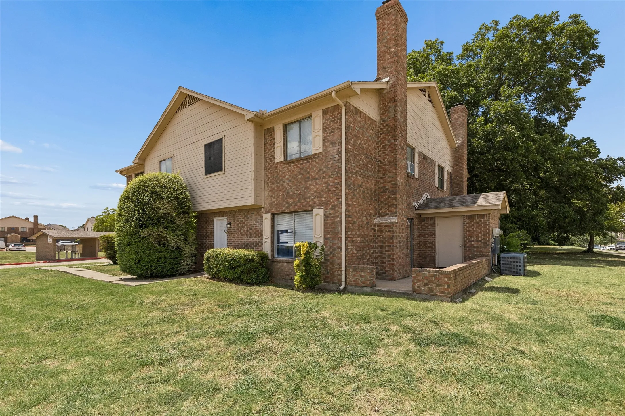 Quadruplex For Sale in Dallas County , 4013 N Garland Avenue 1, Garland, Texas 75040, 10 Bedroom, 8 Bathroom, Garage spaces, 4,089 Sqft, built in 1984, Price $668,000, mls#21349483, Real Estate Agent in Garland, Homes For Sale in Dallas county, Homes For Sale in Garland, Realtor in Garland Texas, Real Estate Brokerage Independent Realty Texas, Luminita Cordes Realtor