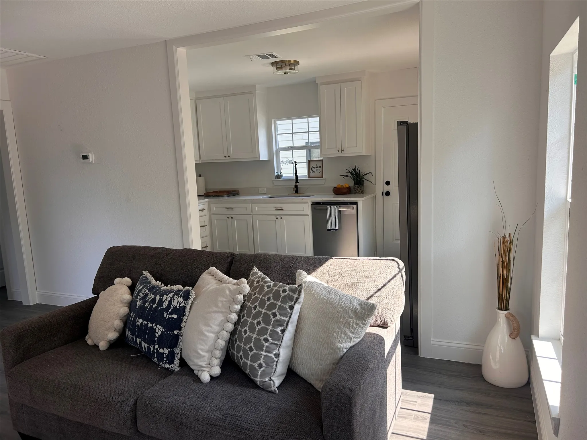 Duplex For Rent in Tarrant County , 211 Kerby Street, Arlington, Texas 76013, 1 Bedroom, 1 Bathroom, 1 Garage spaces, 687 Sqft, built in 1951, mls#21348761, Real Estate Agent in Arlington, Homes For Rent in Tarrant county, Homes For Rent in Arlington, Realtor in Arlington Texas, Real Estate Brokerage Independent Realty Texas, Luminita Cordes Realtor