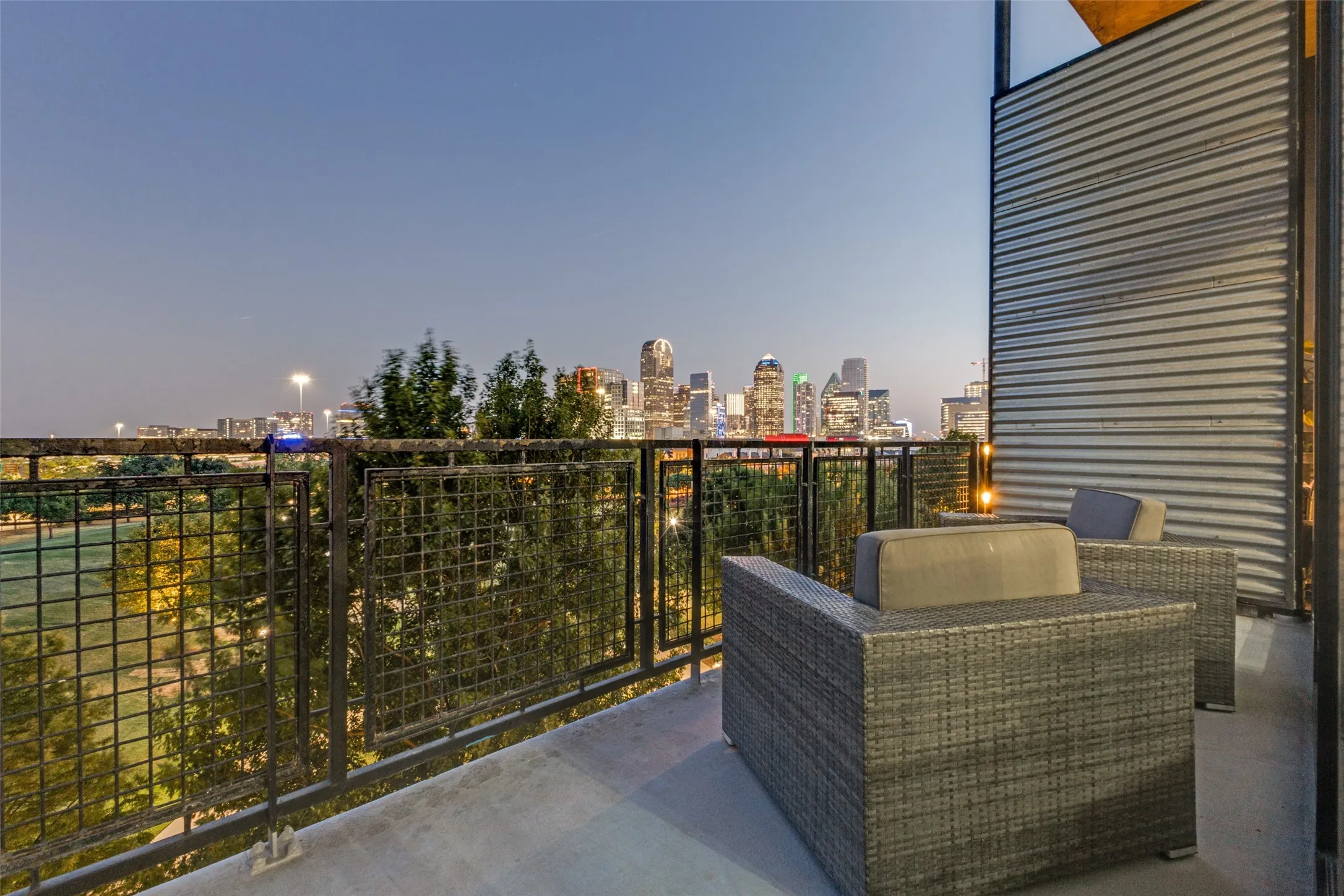 Condominium For Sale in Dallas County , 3110 Thomas Avenue 527, Dallas, Texas 75204, 2 Bedroom, 2 Bathroom, 3 Garage spaces, 2,263 Sqft, built in 1998, mls#21303389, Real Estate Agent in Dallas, Homes For Sale in Dallas county, Homes For Sale in Dallas, Realtor in Dallas Texas, Real Estate Brokerage Independent Realty Texas, Luminita Cordes Realtor