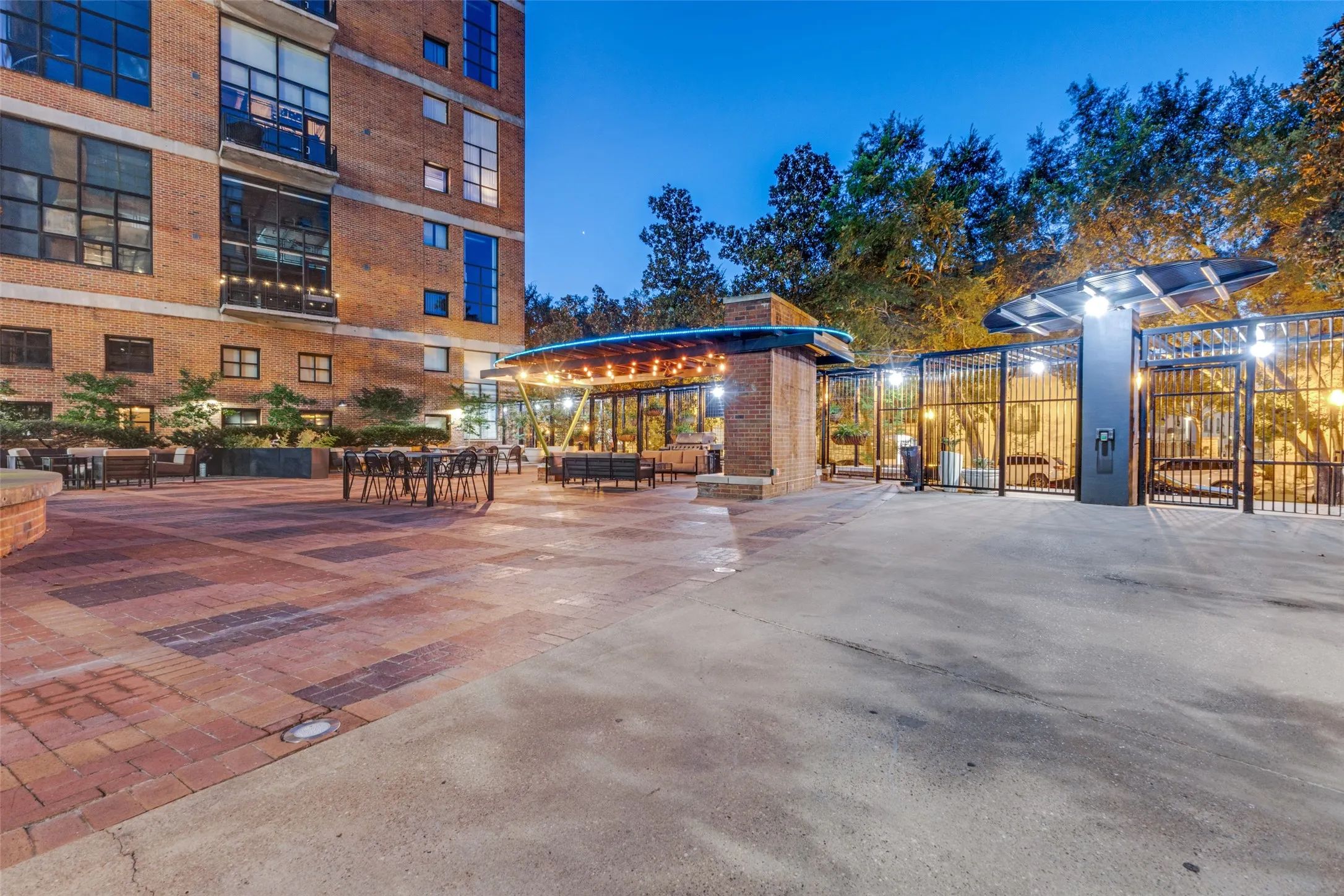 Condominium For Sale in Dallas County , 3110 Thomas Avenue 527, Dallas, Texas 75204, 2 Bedroom, 2 Bathroom, 3 Garage spaces, 2,263 Sqft, built in 1998, mls#21303389, Real Estate Agent in Dallas, Homes For Sale in Dallas county, Homes For Sale in Dallas, Realtor in Dallas Texas, Real Estate Brokerage Independent Realty Texas, Luminita Cordes Realtor