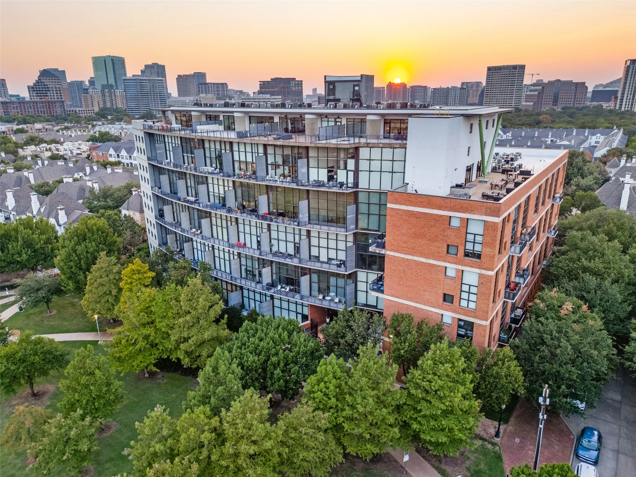 Ninth Floor community rooftop deck and inside lounge facing Griggs Park and Downtown Views.