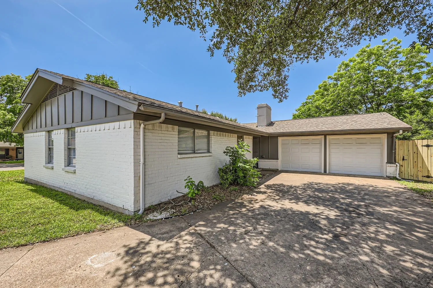 Single Family Residence For Sale in Ellis County , 2309 Woodlawn Drive, Ennis, Texas 75119, 3 Bedrooms, 2 Bathrooms, 2 Garage spaces, 1,464 Sqft, built in 1977, Price $277,000, mls#21350353, Real Estate Agent in Ennis, Homes For Sale in Ellis county, Homes For Sale in Ennis, Realtor in Ennis Texas, Real Estate Brokerage Independent Realty Texas, Luminita Cordes Realtor