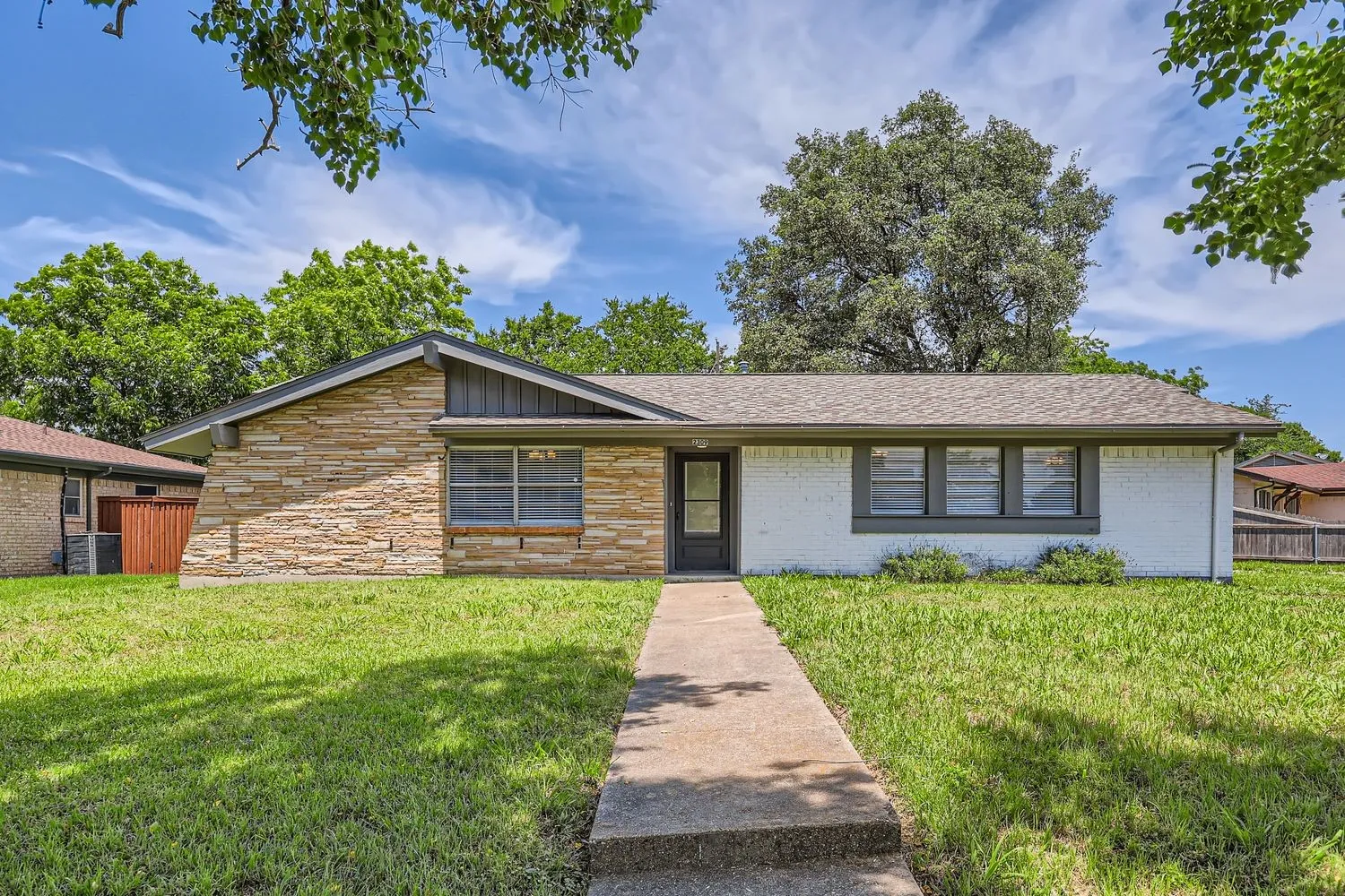 Single Family Residence For Sale in Ellis County , 2309 Woodlawn Drive, Ennis, Texas 75119, 3 Bedrooms, 2 Bathrooms, 2 Garage spaces, 1,464 Sqft, built in 1977, Price $277,000, mls#21350353, Real Estate Agent in Ennis, Homes For Sale in Ellis county, Homes For Sale in Ennis, Realtor in Ennis Texas, Real Estate Brokerage Independent Realty Texas, Luminita Cordes Realtor