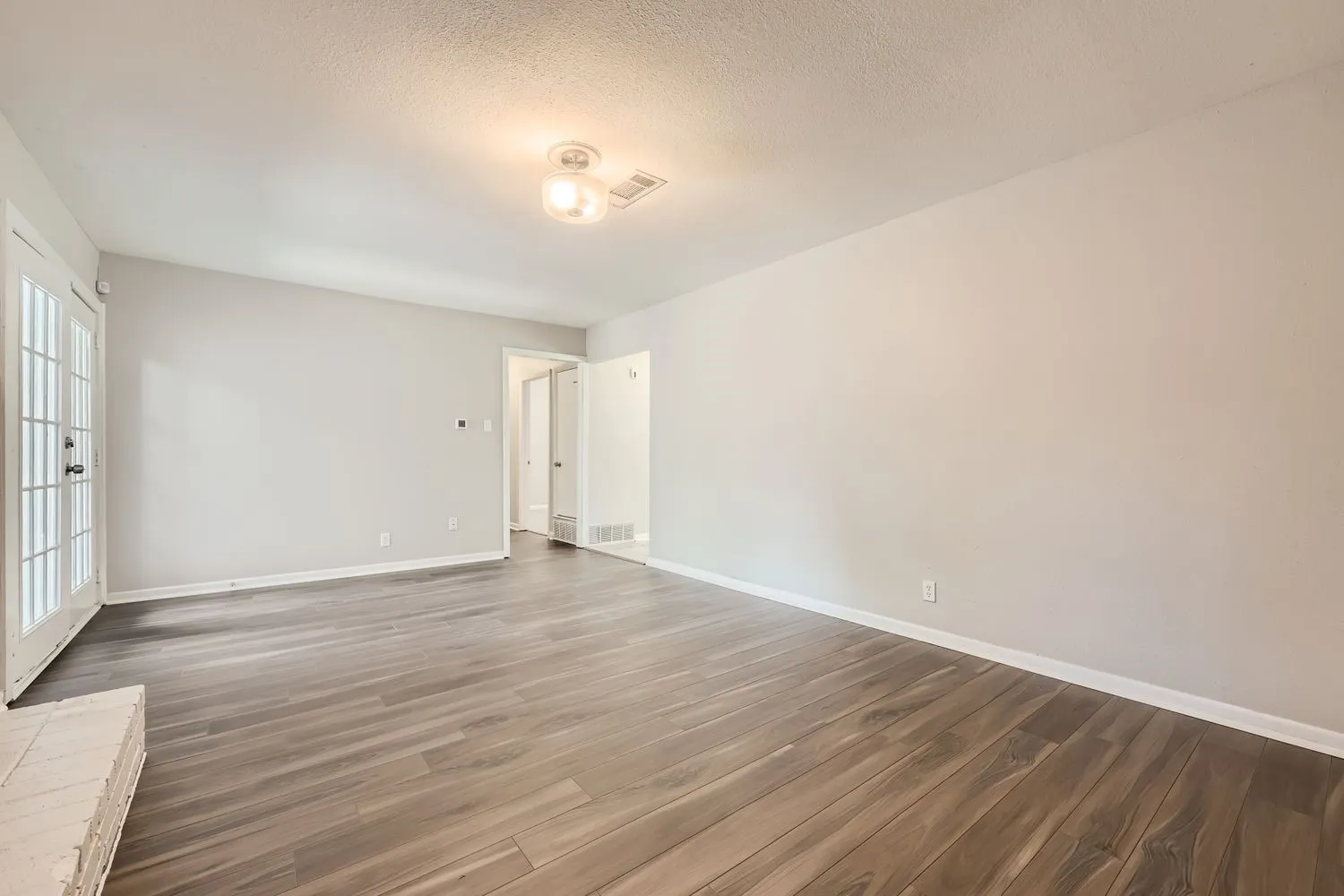 Single Family Residence For Sale in Ellis County , 2309 Woodlawn Drive, Ennis, Texas 75119, 3 Bedrooms, 2 Bathrooms, 2 Garage spaces, 1,464 Sqft, built in 1977, Price $277,000, mls#21350353, Real Estate Agent in Ennis, Homes For Sale in Ellis county, Homes For Sale in Ennis, Realtor in Ennis Texas, Real Estate Brokerage Independent Realty Texas, Luminita Cordes Realtor