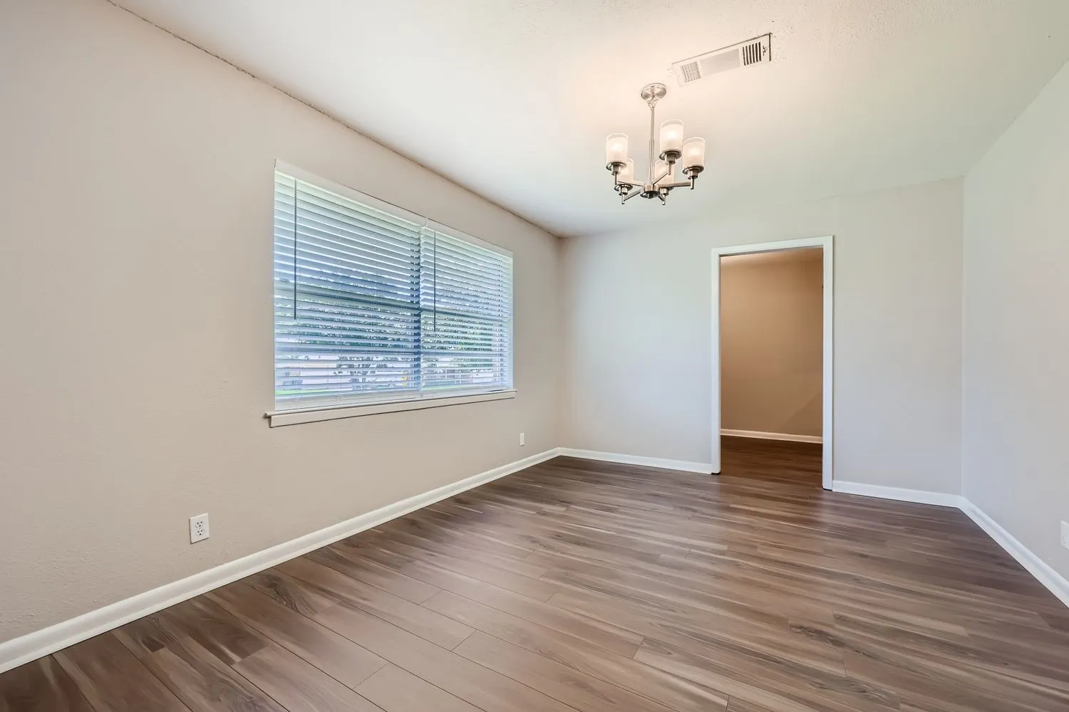 Single Family Residence For Sale in Ellis County , 2309 Woodlawn Drive, Ennis, Texas 75119, 3 Bedrooms, 2 Bathrooms, 2 Garage spaces, 1,464 Sqft, built in 1977, Price $277,000, mls#21350353, Real Estate Agent in Ennis, Homes For Sale in Ellis county, Homes For Sale in Ennis, Realtor in Ennis Texas, Real Estate Brokerage Independent Realty Texas, Luminita Cordes Realtor