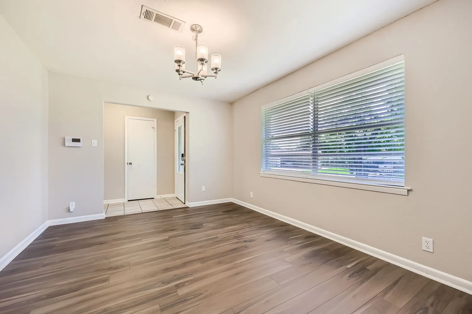Single Family Residence For Sale in Ellis County , 2309 Woodlawn Drive, Ennis, Texas 75119, 3 Bedrooms, 2 Bathrooms, 2 Garage spaces, 1,464 Sqft, built in 1977, Price $277,000, mls#21350353, Real Estate Agent in Ennis, Homes For Sale in Ellis county, Homes For Sale in Ennis, Realtor in Ennis Texas, Real Estate Brokerage Independent Realty Texas, Luminita Cordes Realtor