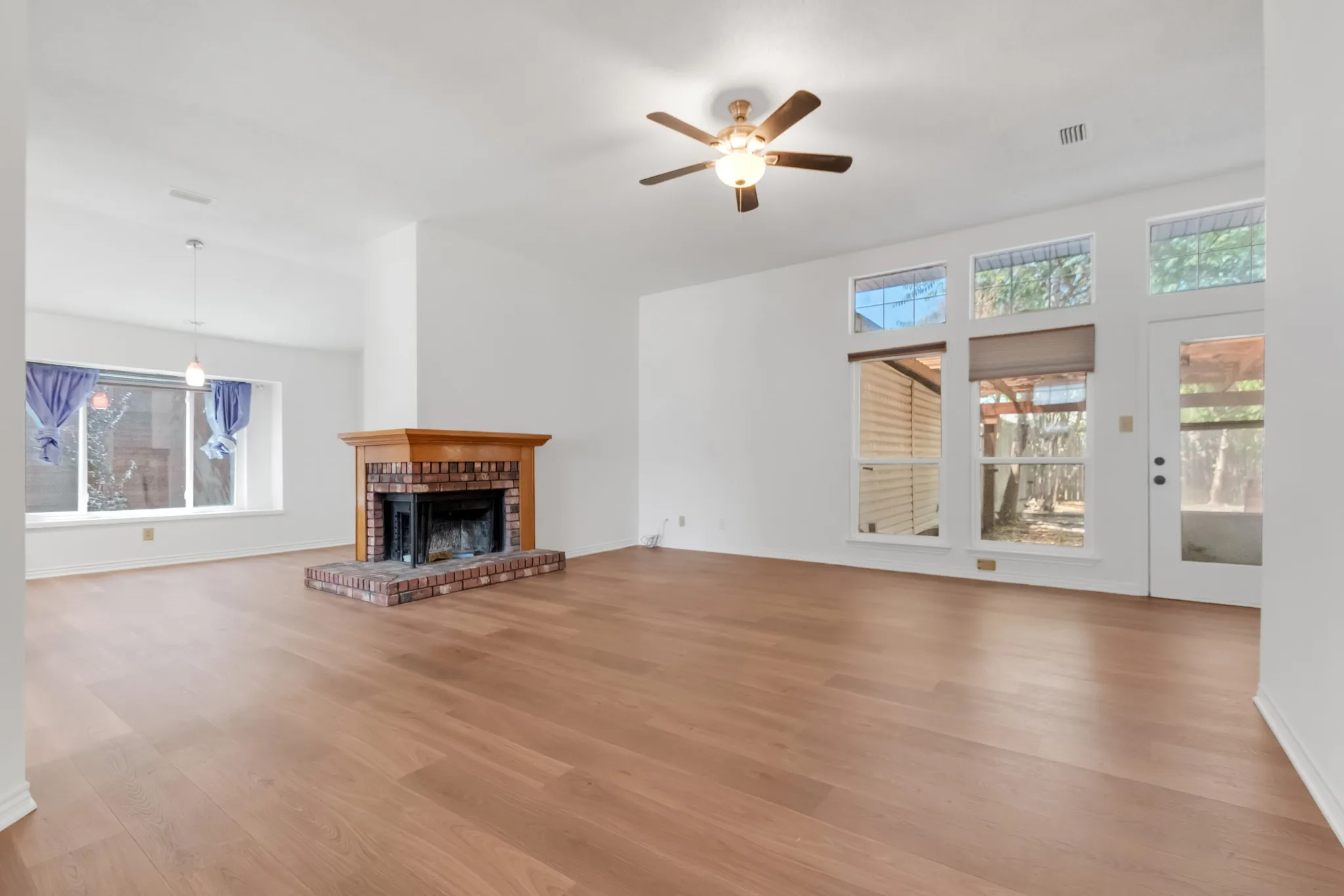 Single Family Residence For Sale in Denton County , 4112 Durbin Drive, The Colony, Texas 75056, 3 Bedroom, 2 Bathroom, 2 Garage spaces, 1,533 Sqft, built in 1987, mls#21351053, Real Estate Agent in The Colony, Homes For Sale in Denton county, Homes For Sale in The Colony, Realtor in The Colony Texas, Real Estate Brokerage Independent Realty Texas, Luminita Cordes Realtor