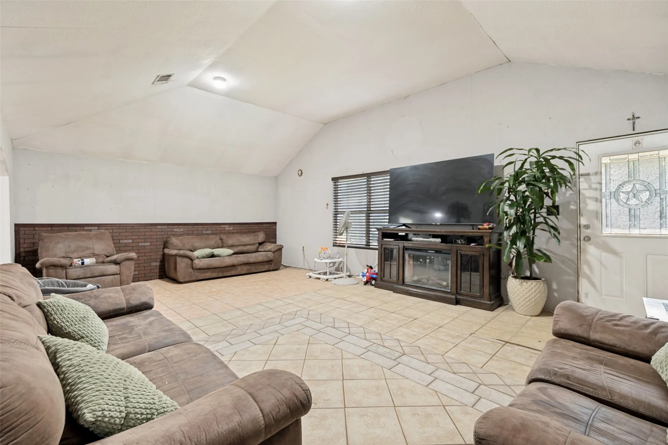 Single Family Residence For Sale in Dallas County , 6625 Speight Street, Dallas, Texas 75232, 5 Bedroom, 3 Bathroom, Garage spaces, 1,913 Sqft, built in 1949, mls#21351294, Real Estate Agent in Dallas, Homes For Sale in Dallas county, Homes For Sale in Dallas, Realtor in Dallas Texas, Real Estate Brokerage Independent Realty Texas, Luminita Cordes Realtor