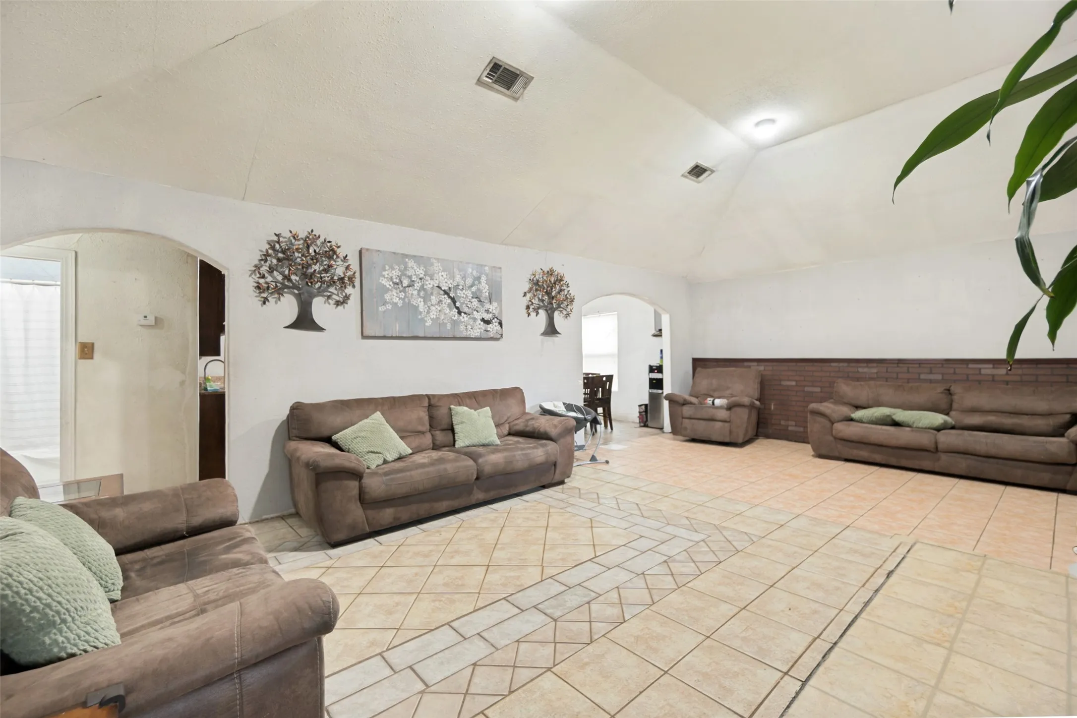Single Family Residence For Sale in Dallas County , 6625 Speight Street, Dallas, Texas 75232, 5 Bedroom, 3 Bathroom, Garage spaces, 1,913 Sqft, built in 1949, mls#21351294, Real Estate Agent in Dallas, Homes For Sale in Dallas county, Homes For Sale in Dallas, Realtor in Dallas Texas, Real Estate Brokerage Independent Realty Texas, Luminita Cordes Realtor