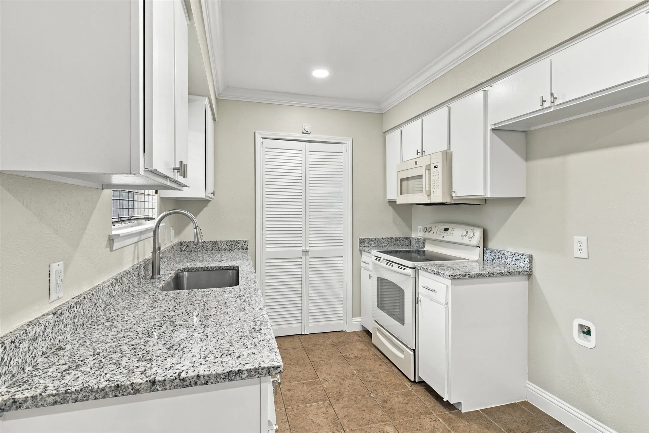 Single Family Residence For Rent in Johnson County , 335 Springwillow Road, Burleson, Texas 76028, 3 Bedroom, 2 Bathroom, 2 Garage spaces, 1,148 Sqft, built in 1971, mls#21350818, Real Estate Agent in Burleson, Homes For Rent in Johnson county, Homes For Rent in Burleson, Realtor in Burleson Texas, Real Estate Brokerage Independent Realty Texas, Luminita Cordes Realtor