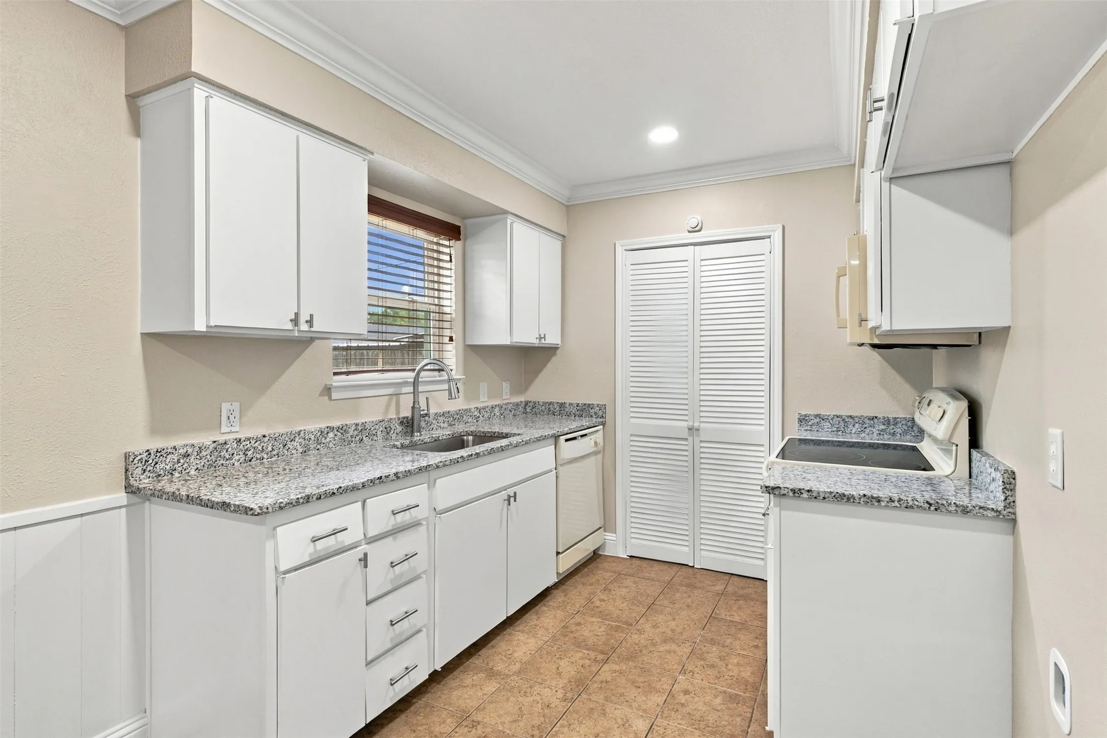 Single Family Residence For Rent in Johnson County , 335 Springwillow Road, Burleson, Texas 76028, 3 Bedroom, 2 Bathroom, 2 Garage spaces, 1,148 Sqft, built in 1971, mls#21350818, Real Estate Agent in Burleson, Homes For Rent in Johnson county, Homes For Rent in Burleson, Realtor in Burleson Texas, Real Estate Brokerage Independent Realty Texas, Luminita Cordes Realtor