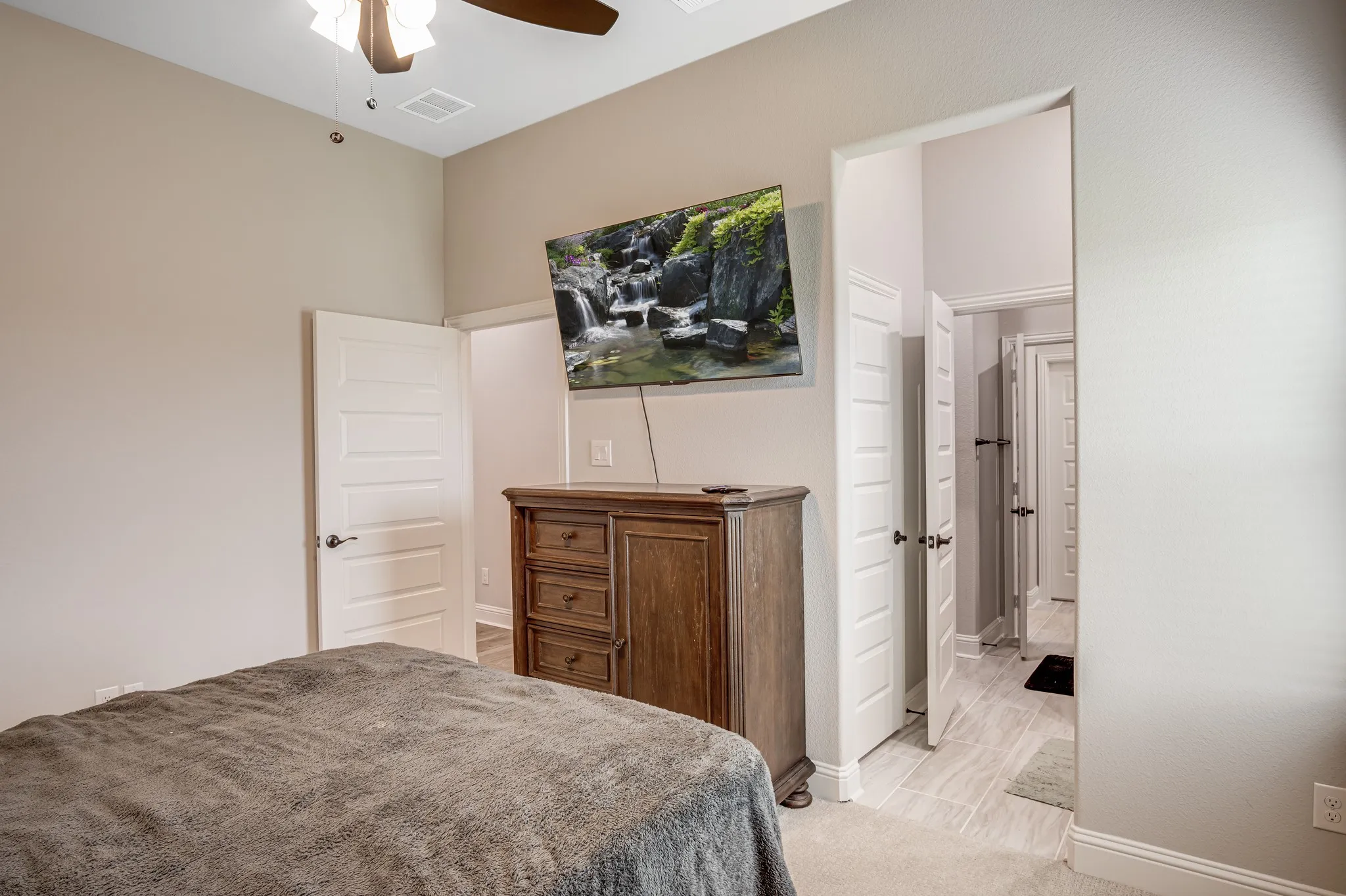 Recessed lighting and ceiling fan with integrated light fixture