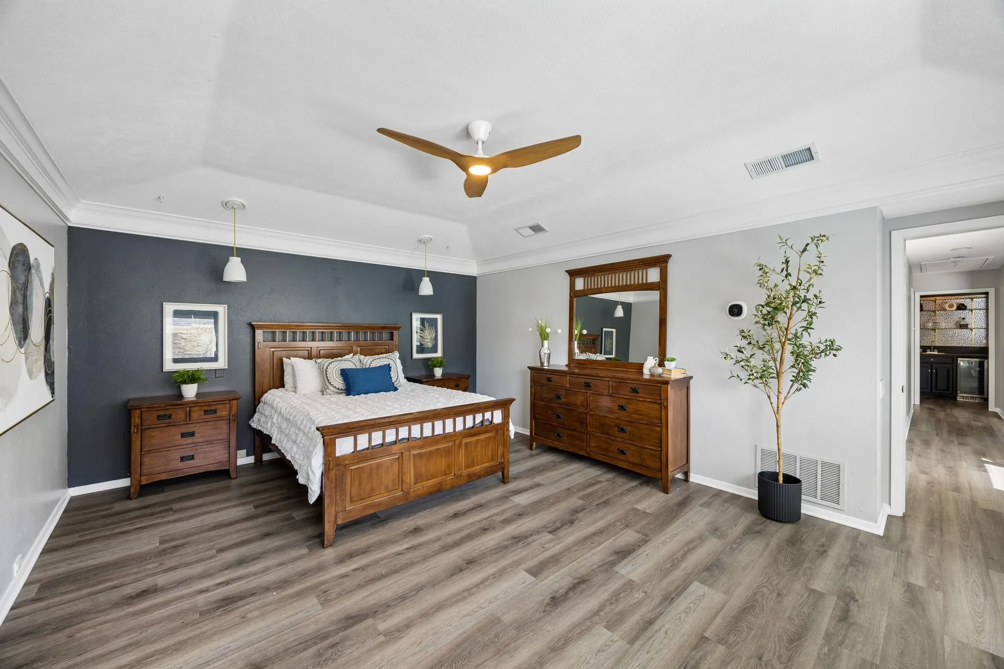 Vaulted ceiling with crown molding and ceiling fan