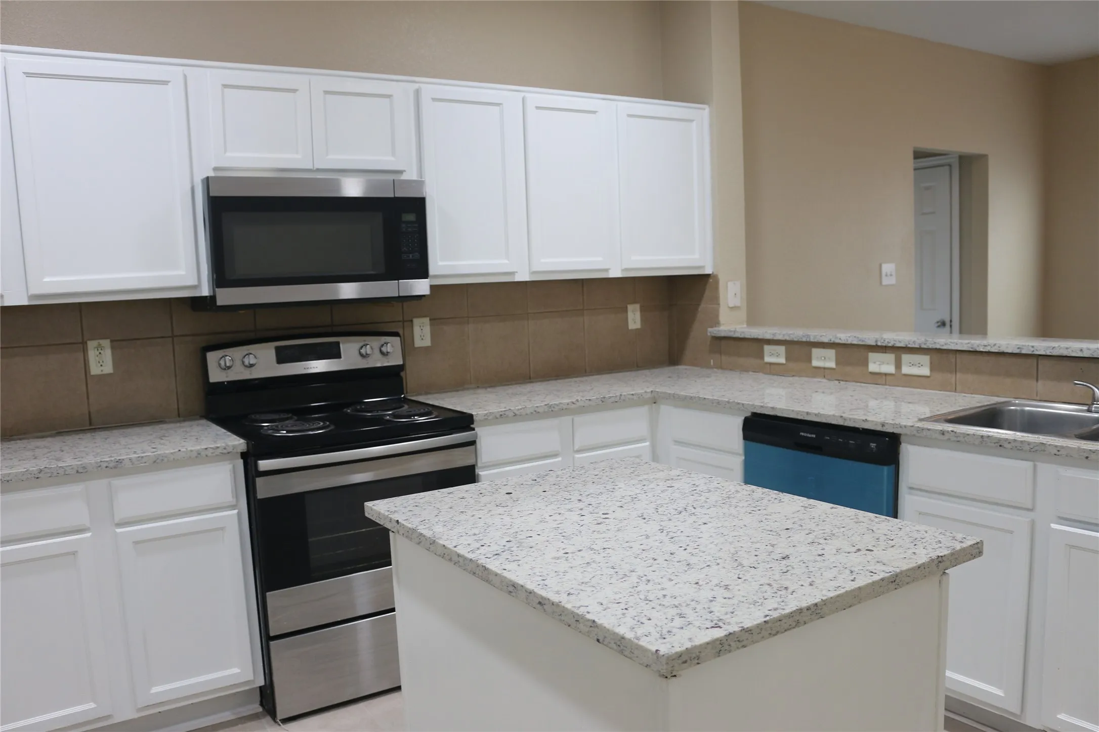 Townhouse For Rent in Collin County , 327 Regency Drive, Allen, Texas 75002, 3 Bedroom, 3 Bathroom, 2 Garage spaces, 1,894 Sqft, built in 2008, mls#21351345, Real Estate Agent in Allen, Homes For Rent in Collin county, Homes For Rent in Allen, Realtor in Allen Texas, Real Estate Brokerage Independent Realty Texas, Luminita Cordes Realtor