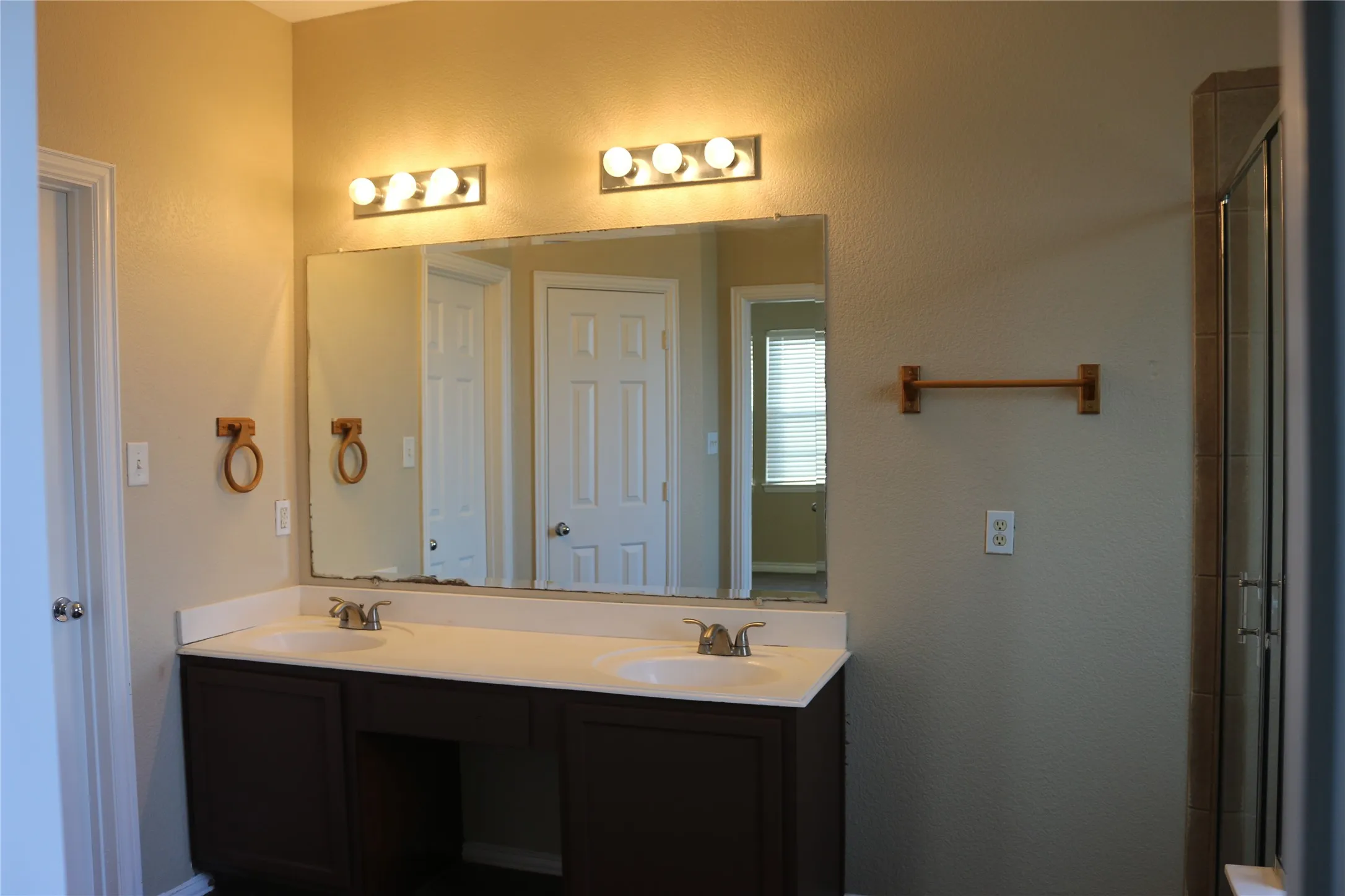 Townhouse For Rent in Collin County , 327 Regency Drive, Allen, Texas 75002, 3 Bedroom, 3 Bathroom, 2 Garage spaces, 1,894 Sqft, built in 2008, mls#21351345, Real Estate Agent in Allen, Homes For Rent in Collin county, Homes For Rent in Allen, Realtor in Allen Texas, Real Estate Brokerage Independent Realty Texas, Luminita Cordes Realtor