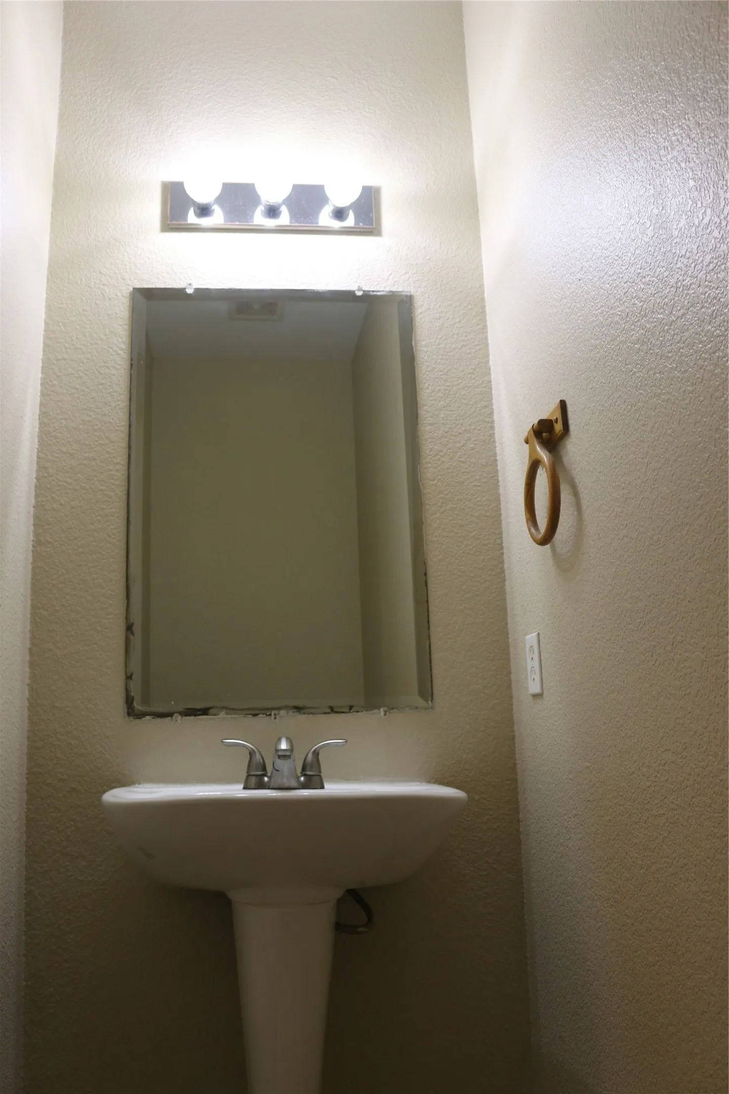 Townhouse For Rent in Collin County , 327 Regency Drive, Allen, Texas 75002, 3 Bedroom, 3 Bathroom, 2 Garage spaces, 1,894 Sqft, built in 2008, mls#21351345, Real Estate Agent in Allen, Homes For Rent in Collin county, Homes For Rent in Allen, Realtor in Allen Texas, Real Estate Brokerage Independent Realty Texas, Luminita Cordes Realtor