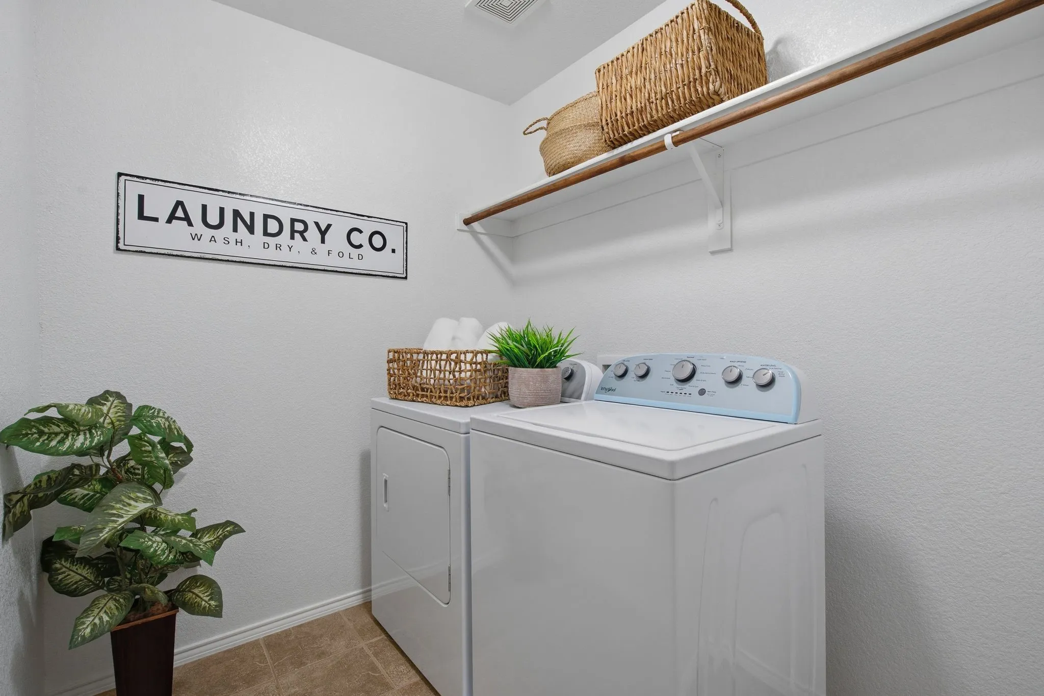 Single Family Residence For Sale in Denton County , 1108 Black Cherry Drive, Aubrey, Texas 76227, 4 Bedroom, 3 Bathroom, 2 Garage spaces, 3,062 Sqft, built in 2014, mls#21351275, Real Estate Agent in Aubrey, Homes For Sale in Denton county, Homes For Sale in Aubrey, Realtor in Aubrey Texas, Real Estate Brokerage Independent Realty Texas, Luminita Cordes Realtor
