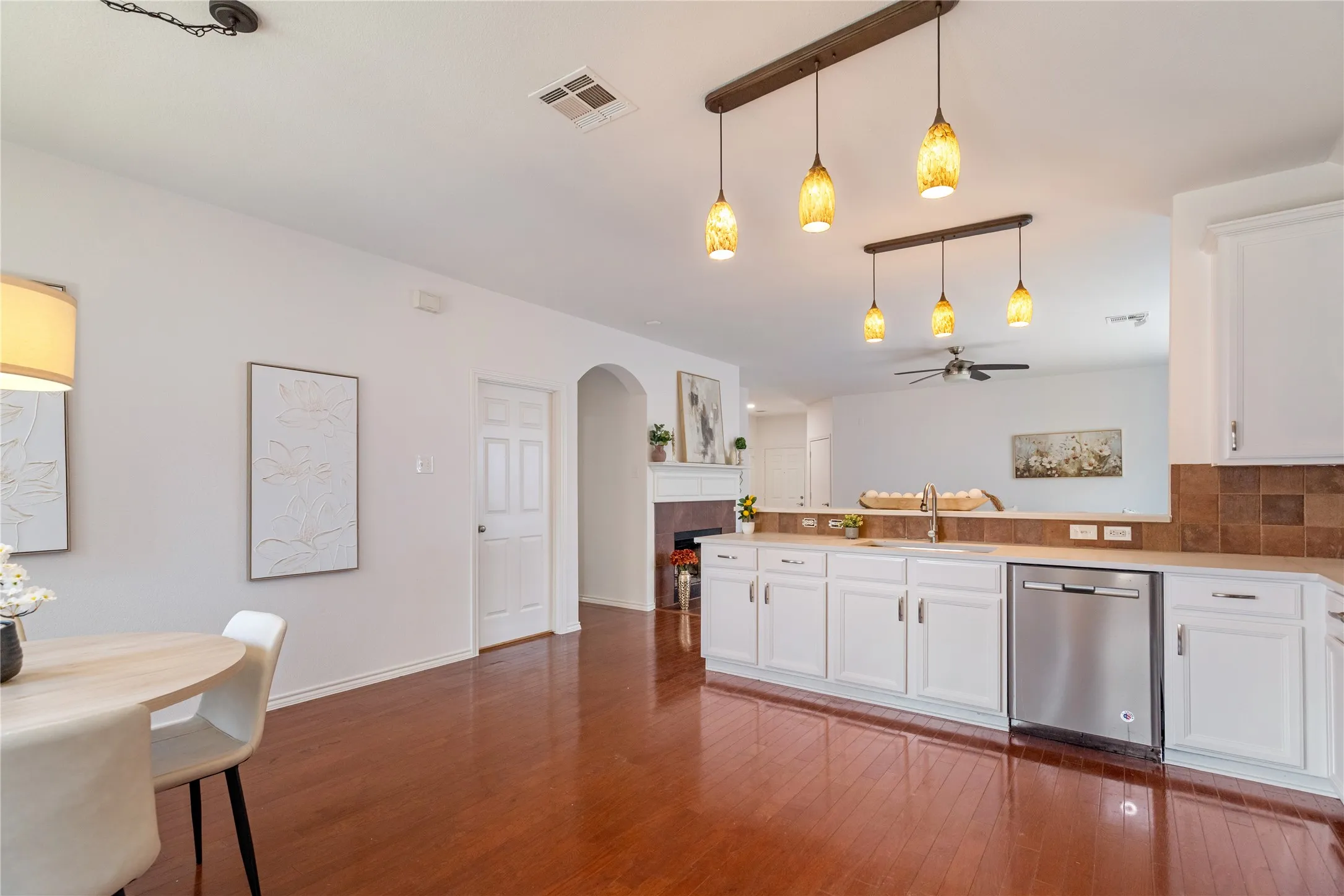 Single Family Residence For Sale in Tarrant County , 4601 Indian Rock Drive, Fort Worth, Texas 76244, 3 Bedroom, 2 Bathroom, 2 Garage spaces, 1,709 Sqft, built in 2003, mls#21349030, Real Estate Agent in Fort Worth, Homes For Sale in Tarrant county, Homes For Sale in Fort Worth, Realtor in Fort Worth Texas, Real Estate Brokerage Independent Realty Texas, Luminita Cordes Realtor