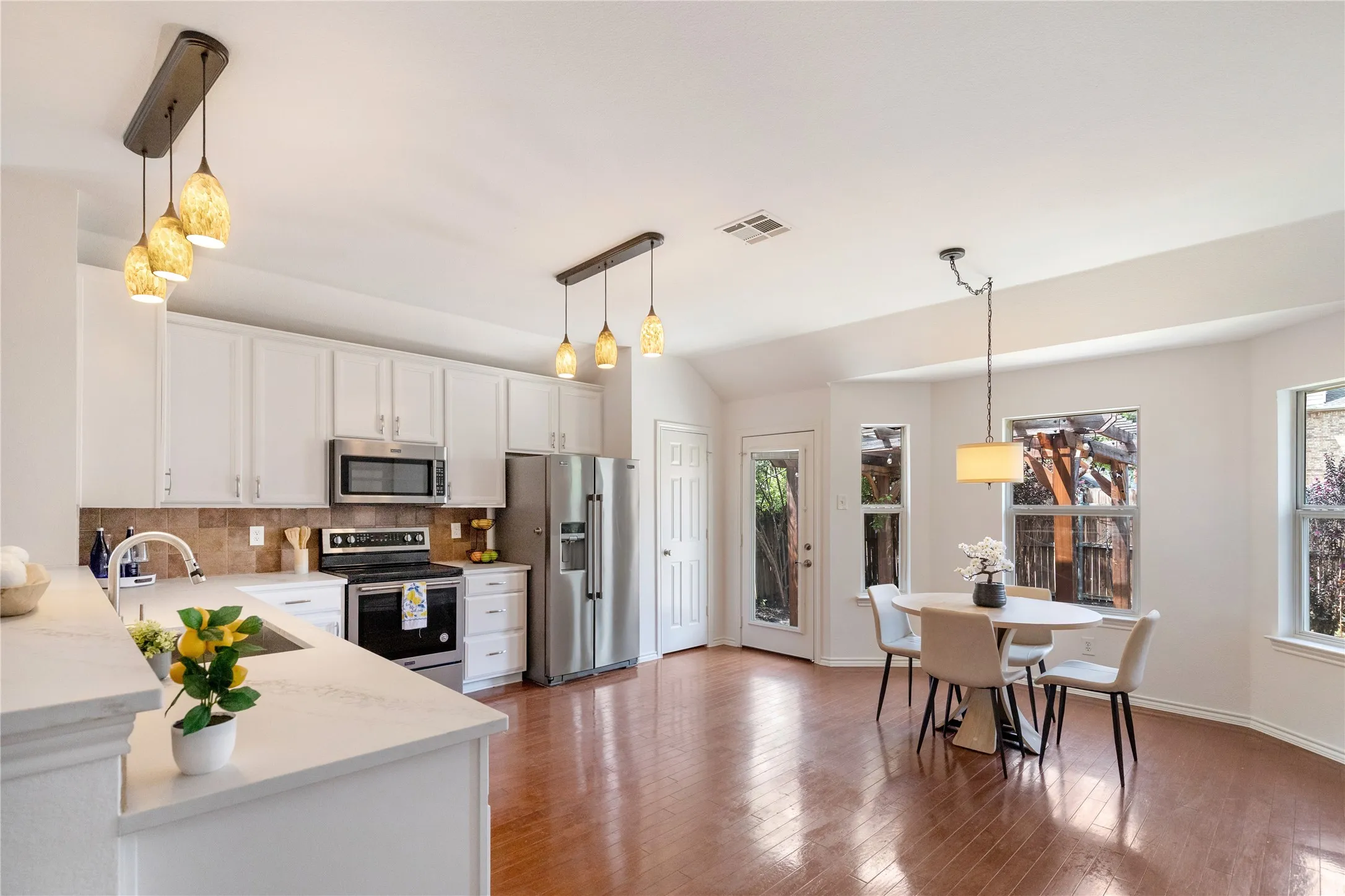 Single Family Residence For Sale in Tarrant County , 4601 Indian Rock Drive, Fort Worth, Texas 76244, 3 Bedroom, 2 Bathroom, 2 Garage spaces, 1,709 Sqft, built in 2003, mls#21349030, Real Estate Agent in Fort Worth, Homes For Sale in Tarrant county, Homes For Sale in Fort Worth, Realtor in Fort Worth Texas, Real Estate Brokerage Independent Realty Texas, Luminita Cordes Realtor