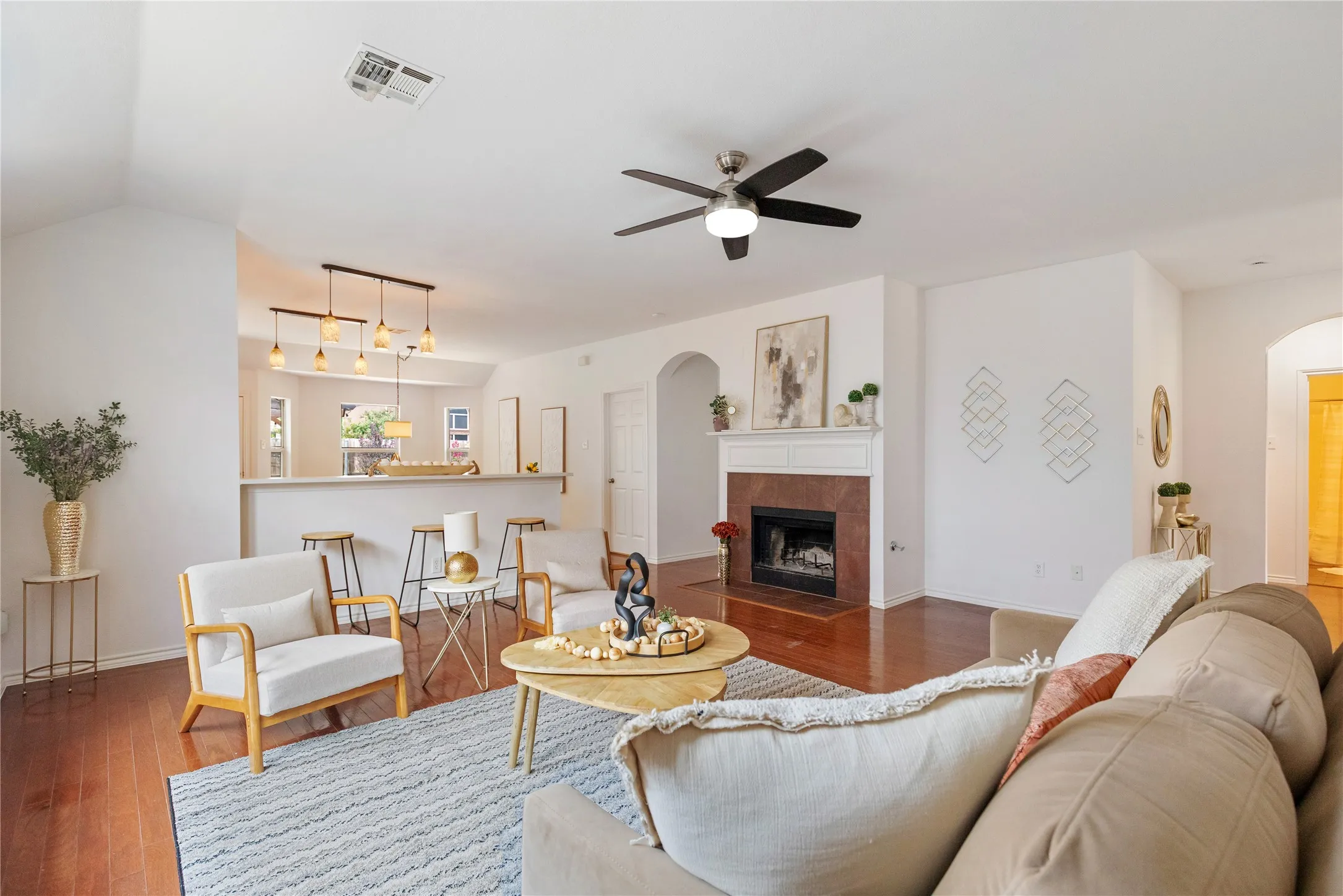 Single Family Residence For Sale in Tarrant County , 4601 Indian Rock Drive, Fort Worth, Texas 76244, 3 Bedroom, 2 Bathroom, 2 Garage spaces, 1,709 Sqft, built in 2003, mls#21349030, Real Estate Agent in Fort Worth, Homes For Sale in Tarrant county, Homes For Sale in Fort Worth, Realtor in Fort Worth Texas, Real Estate Brokerage Independent Realty Texas, Luminita Cordes Realtor