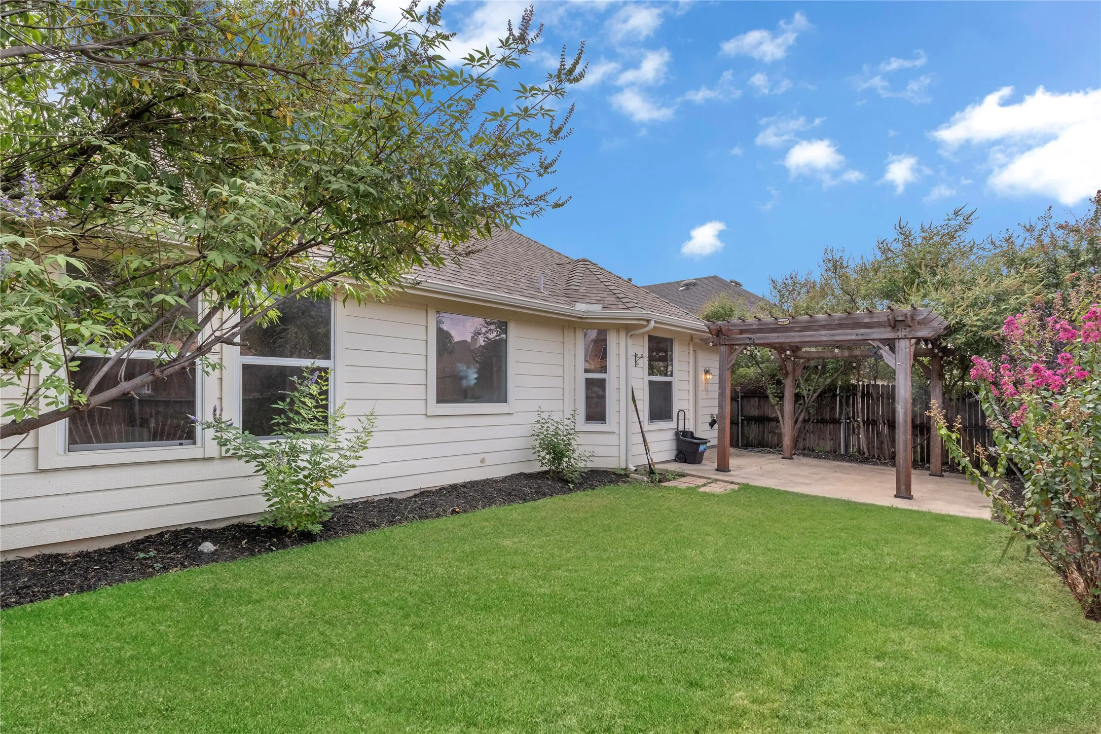 Single Family Residence For Sale in Tarrant County , 4601 Indian Rock Drive, Fort Worth, Texas 76244, 3 Bedroom, 2 Bathroom, 2 Garage spaces, 1,709 Sqft, built in 2003, mls#21349030, Real Estate Agent in Fort Worth, Homes For Sale in Tarrant county, Homes For Sale in Fort Worth, Realtor in Fort Worth Texas, Real Estate Brokerage Independent Realty Texas, Luminita Cordes Realtor