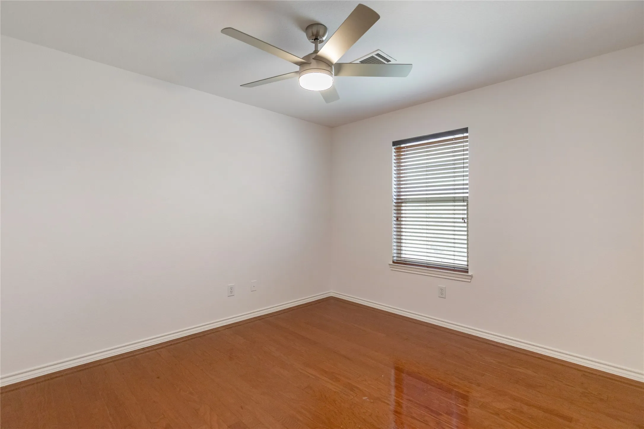 Single Family Residence For Sale in Tarrant County , 4601 Indian Rock Drive, Fort Worth, Texas 76244, 3 Bedroom, 2 Bathroom, 2 Garage spaces, 1,709 Sqft, built in 2003, mls#21349030, Real Estate Agent in Fort Worth, Homes For Sale in Tarrant county, Homes For Sale in Fort Worth, Realtor in Fort Worth Texas, Real Estate Brokerage Independent Realty Texas, Luminita Cordes Realtor