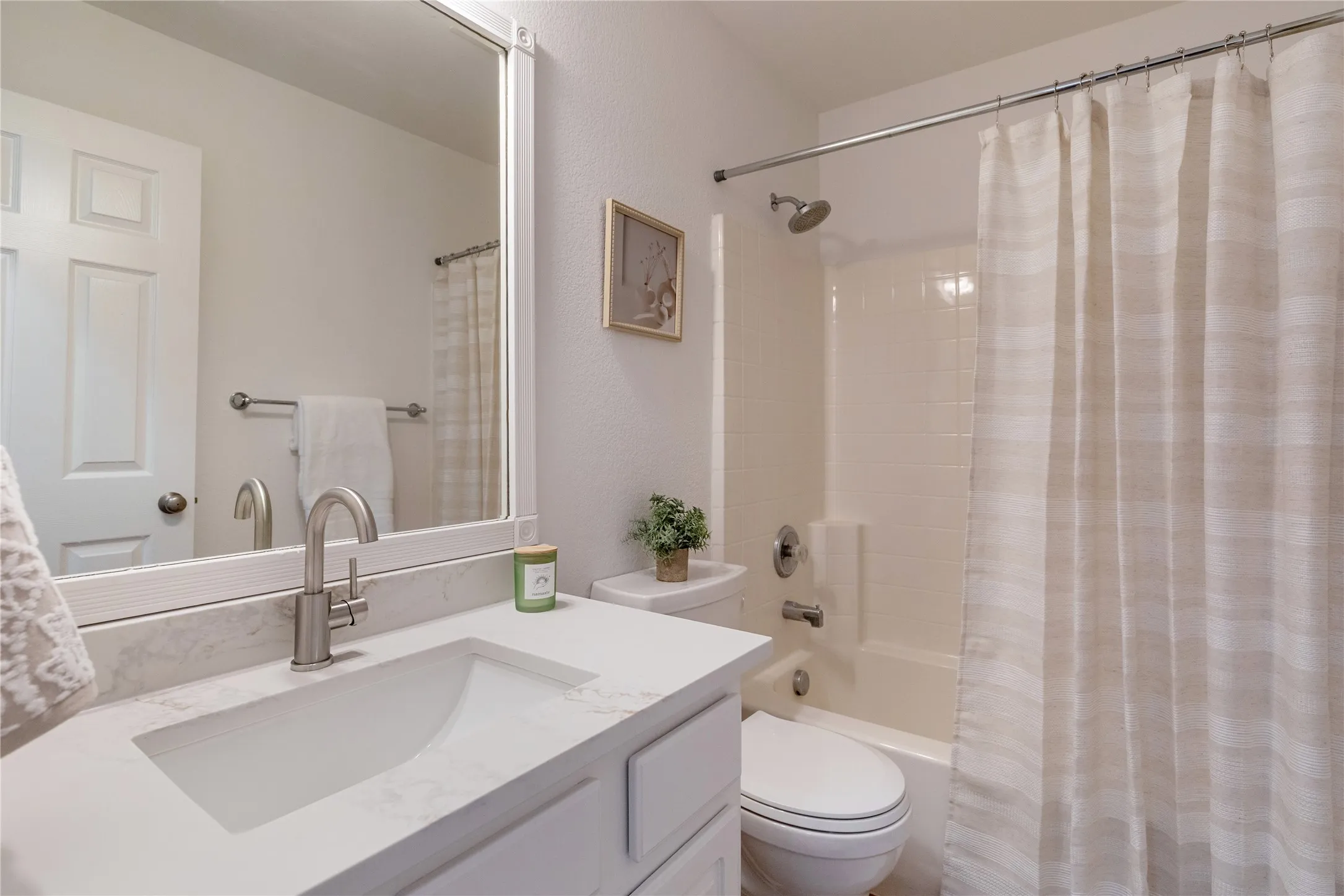 Single Family Residence For Sale in Tarrant County , 4601 Indian Rock Drive, Fort Worth, Texas 76244, 3 Bedroom, 2 Bathroom, 2 Garage spaces, 1,709 Sqft, built in 2003, mls#21349030, Real Estate Agent in Fort Worth, Homes For Sale in Tarrant county, Homes For Sale in Fort Worth, Realtor in Fort Worth Texas, Real Estate Brokerage Independent Realty Texas, Luminita Cordes Realtor