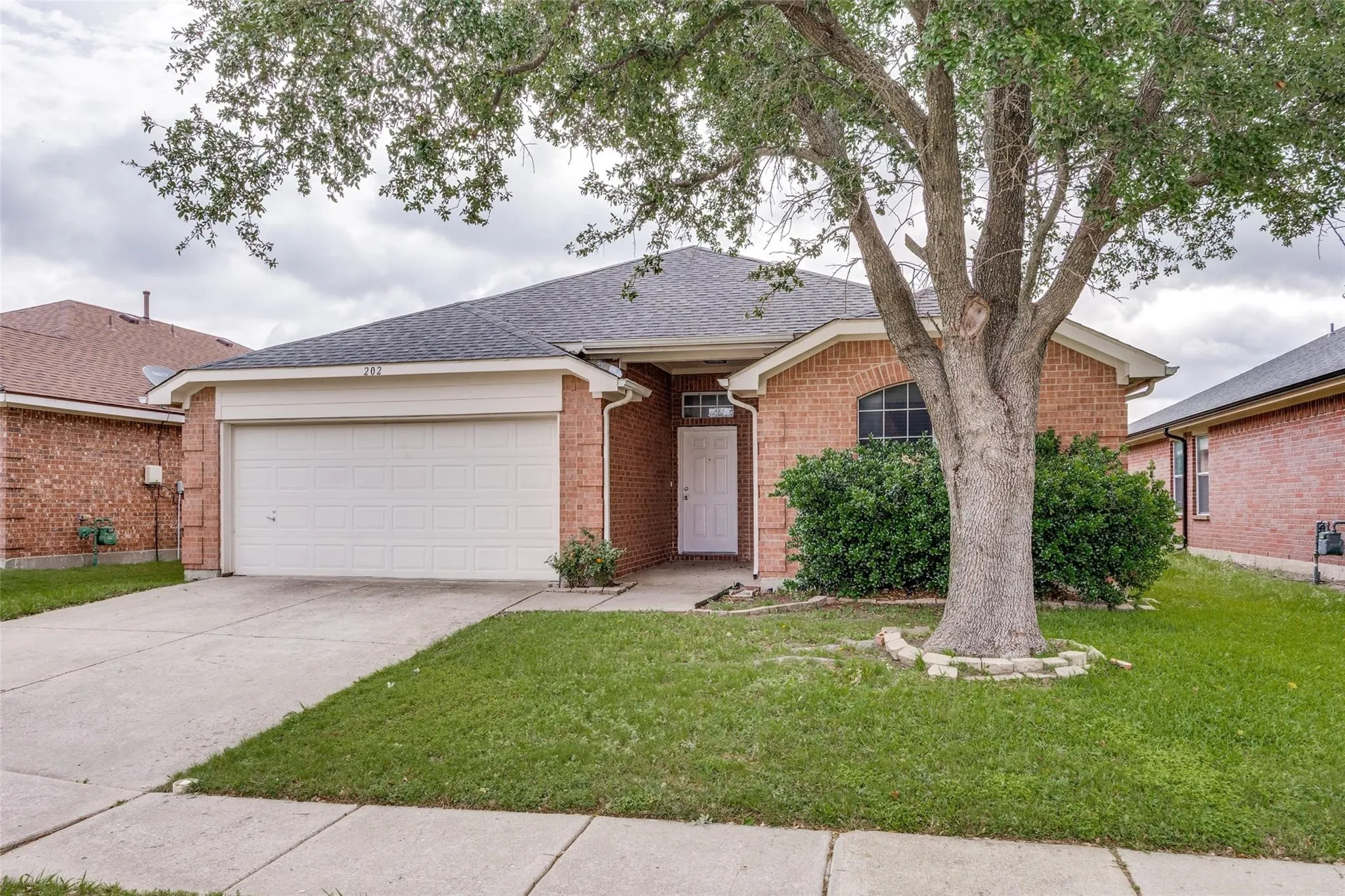 Single Family Residence For Rent in Collin County , 202 Trenton Drive, Wylie, Texas 75098, 4 Bedrooms, 2 Bathrooms, 2 Garage spaces, 1,947 Sqft, built in 2001, Price $2,350, mls#21351362, Real Estate Agent in Wylie, Homes For Rent in Collin county, Homes For Rent in Wylie, Realtor in Wylie Texas, Real Estate Brokerage Independent Realty Texas, Luminita Cordes Realtor