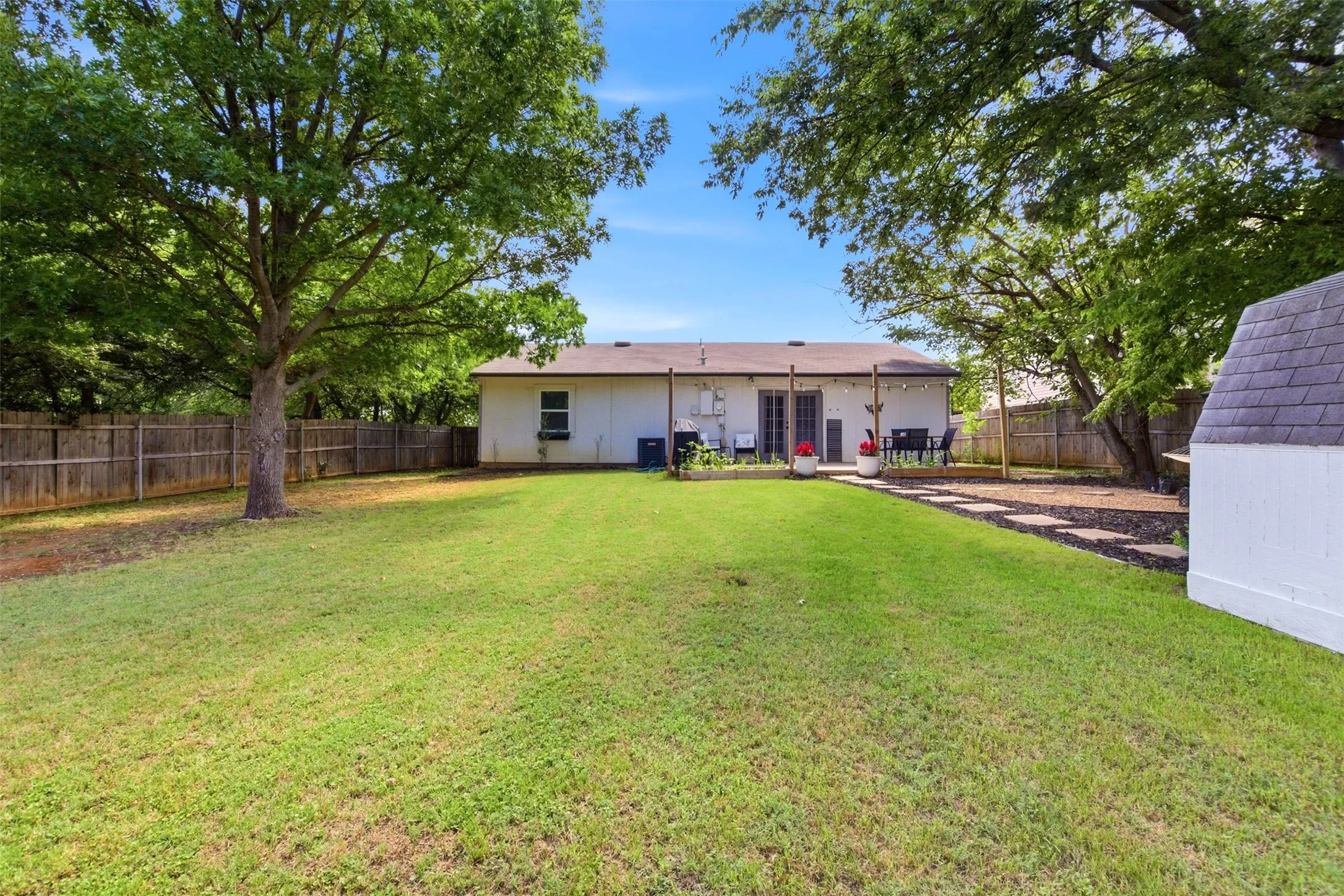Single Family Residence For Sale in Tarrant County , 500 Elderwood Trail, Fort Worth, Texas 76120, 3 Bedroom, 2 Bathroom, 1 Garage spaces, 1,240 Sqft, built in 1981, mls#21351155, Real Estate Agent in Fort Worth, Homes For Sale in Tarrant county, Homes For Sale in Fort Worth, Realtor in Fort Worth Texas, Real Estate Brokerage Independent Realty Texas, Luminita Cordes Realtor