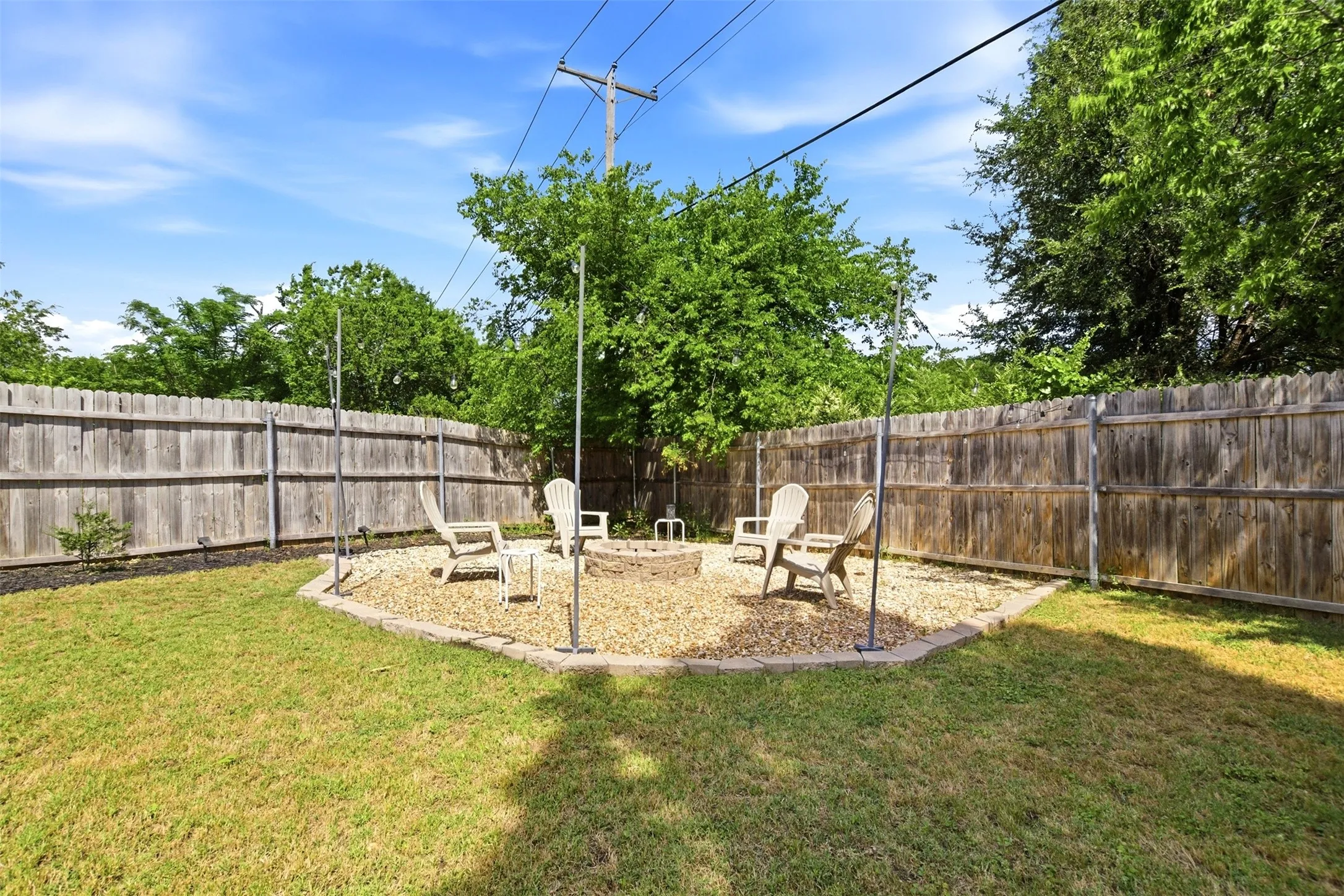 Single Family Residence For Sale in Tarrant County , 500 Elderwood Trail, Fort Worth, Texas 76120, 3 Bedroom, 2 Bathroom, 1 Garage spaces, 1,240 Sqft, built in 1981, mls#21351155, Real Estate Agent in Fort Worth, Homes For Sale in Tarrant county, Homes For Sale in Fort Worth, Realtor in Fort Worth Texas, Real Estate Brokerage Independent Realty Texas, Luminita Cordes Realtor