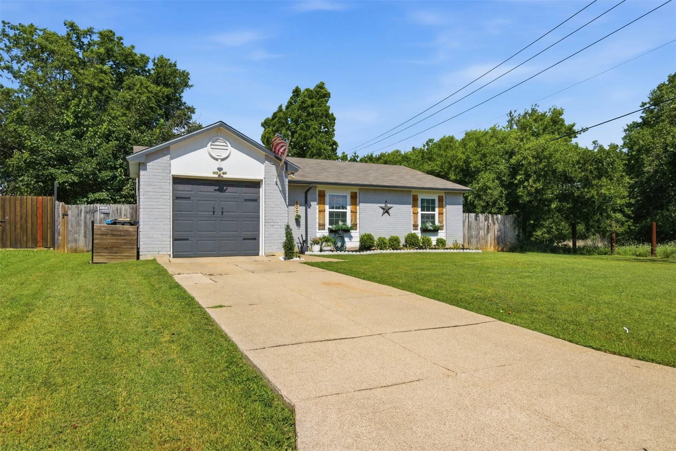 Single Family Residence For Sale in Tarrant County , 500 Elderwood Trail, Fort Worth, Texas 76120, 3 Bedroom, 2 Bathroom, 1 Garage spaces, 1,240 Sqft, built in 1981, mls#21351155, Real Estate Agent in Fort Worth, Homes For Sale in Tarrant county, Homes For Sale in Fort Worth, Realtor in Fort Worth Texas, Real Estate Brokerage Independent Realty Texas, Luminita Cordes Realtor
