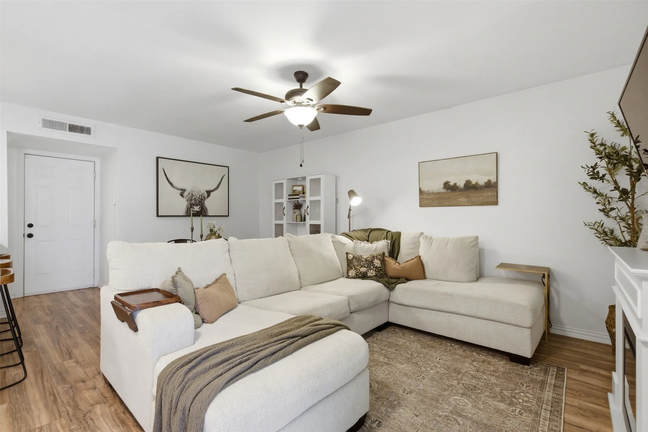 Single Family Residence For Sale in Tarrant County , 500 Elderwood Trail, Fort Worth, Texas 76120, 3 Bedroom, 2 Bathroom, 1 Garage spaces, 1,240 Sqft, built in 1981, mls#21351155, Real Estate Agent in Fort Worth, Homes For Sale in Tarrant county, Homes For Sale in Fort Worth, Realtor in Fort Worth Texas, Real Estate Brokerage Independent Realty Texas, Luminita Cordes Realtor
