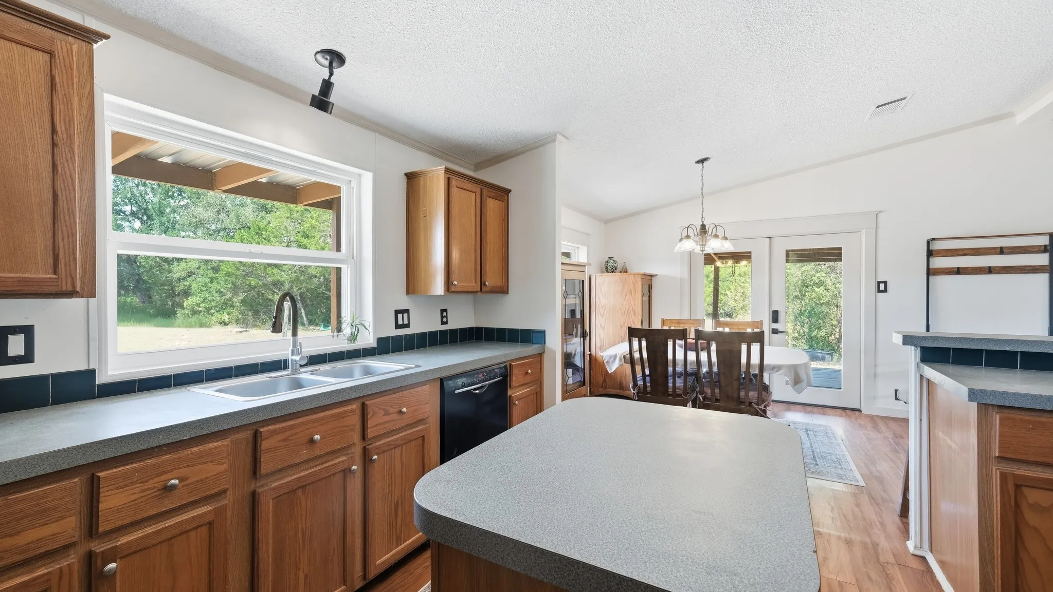 Mobile Home For Sale in Palo Pinto County , 100 Shady Oaks Drive, Mineral Wells, Texas 76067, 3 Bedroom, 2 Bathroom, Garage spaces, 1,512 Sqft, built in 2003, mls#21351371, Real Estate Agent in Mineral Wells, Homes For Sale in Palo Pinto county, Homes For Sale in Mineral Wells, Realtor in Mineral Wells Texas, Real Estate Brokerage Independent Realty Texas, Luminita Cordes Realtor