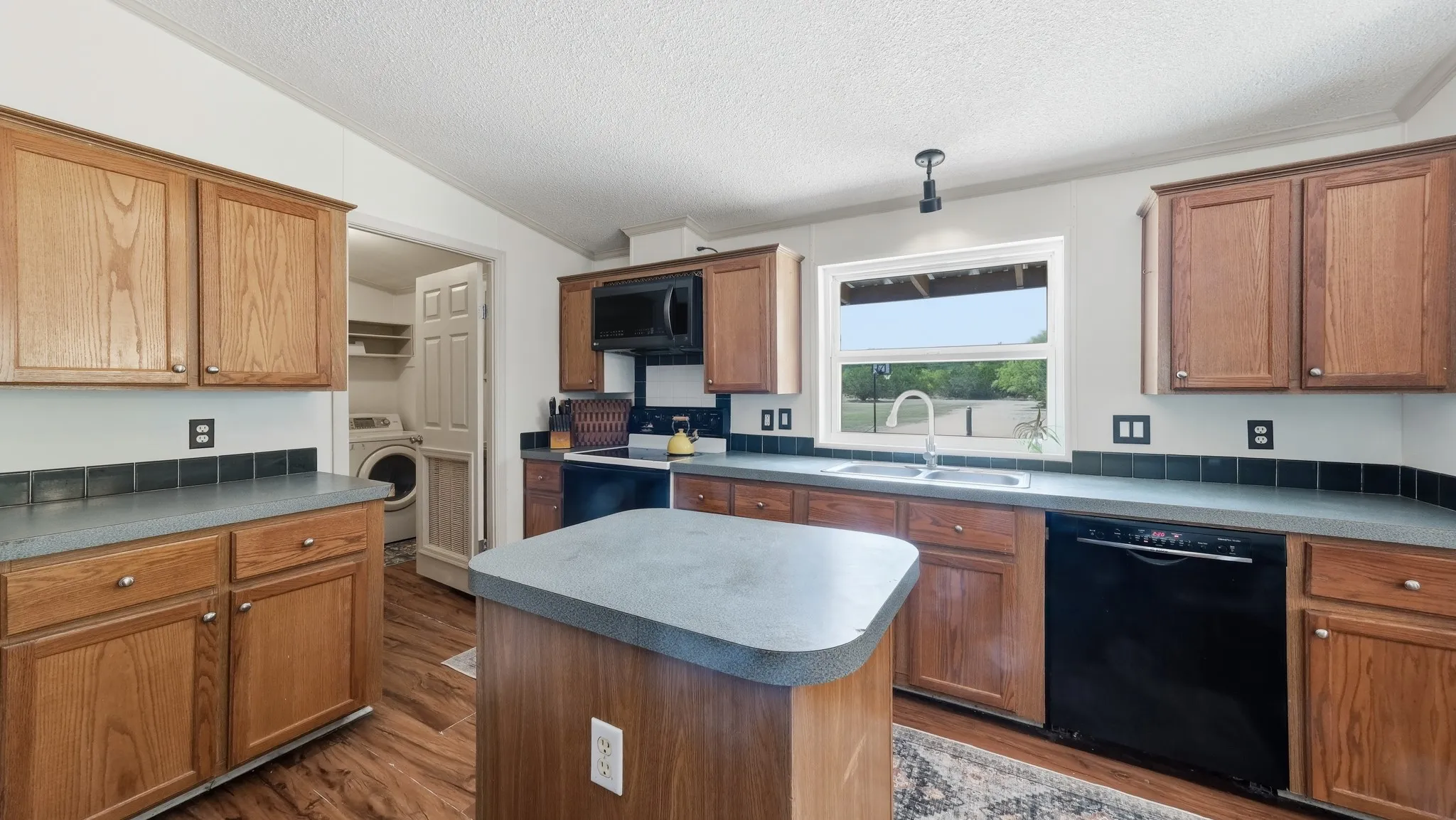 Mobile Home For Sale in Palo Pinto County , 100 Shady Oaks Drive, Mineral Wells, Texas 76067, 3 Bedroom, 2 Bathroom, Garage spaces, 1,512 Sqft, built in 2003, mls#21351371, Real Estate Agent in Mineral Wells, Homes For Sale in Palo Pinto county, Homes For Sale in Mineral Wells, Realtor in Mineral Wells Texas, Real Estate Brokerage Independent Realty Texas, Luminita Cordes Realtor